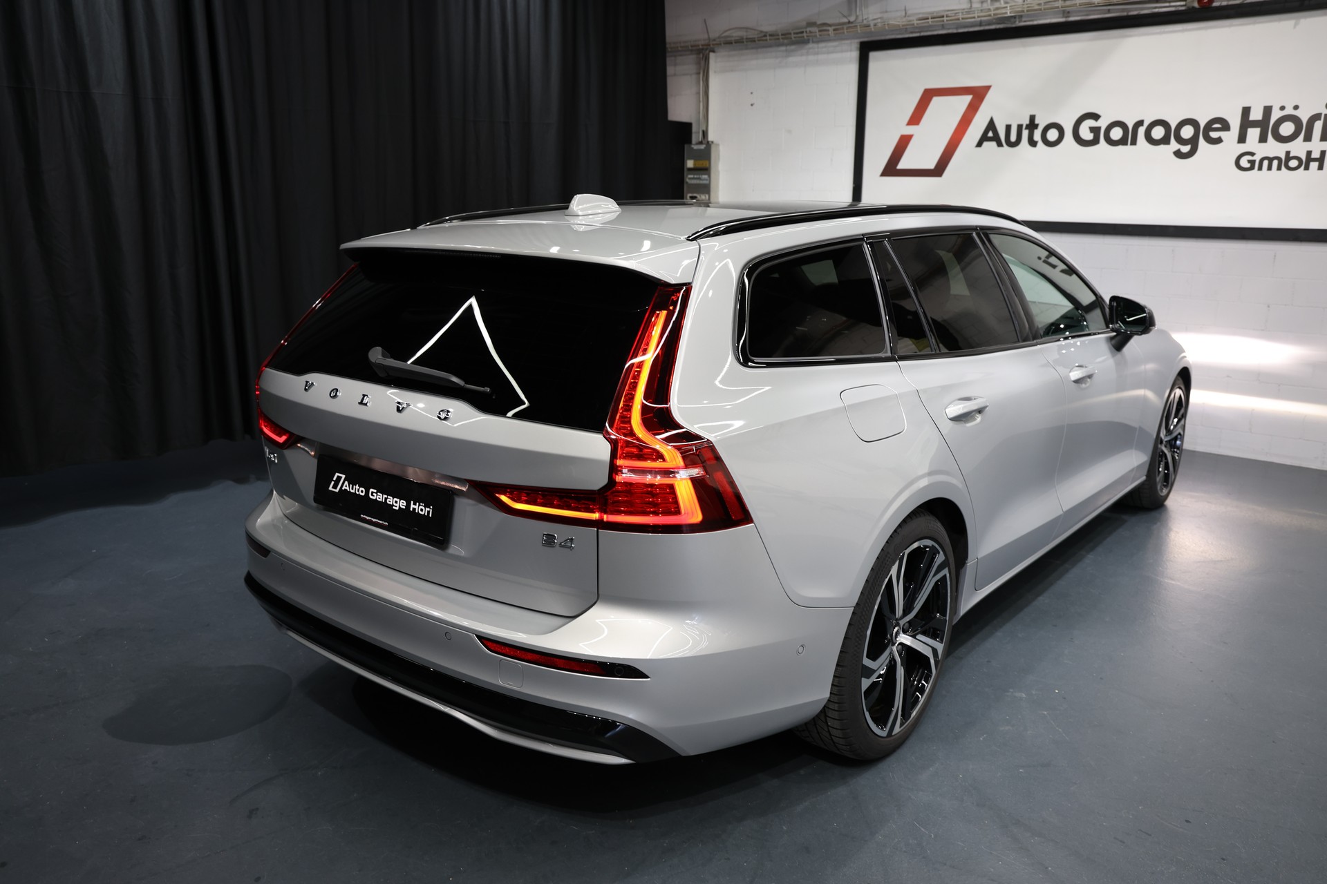 VOLVO V60 B4 Benzin Mild Hybrid Ultimate Dark DCT-image-11