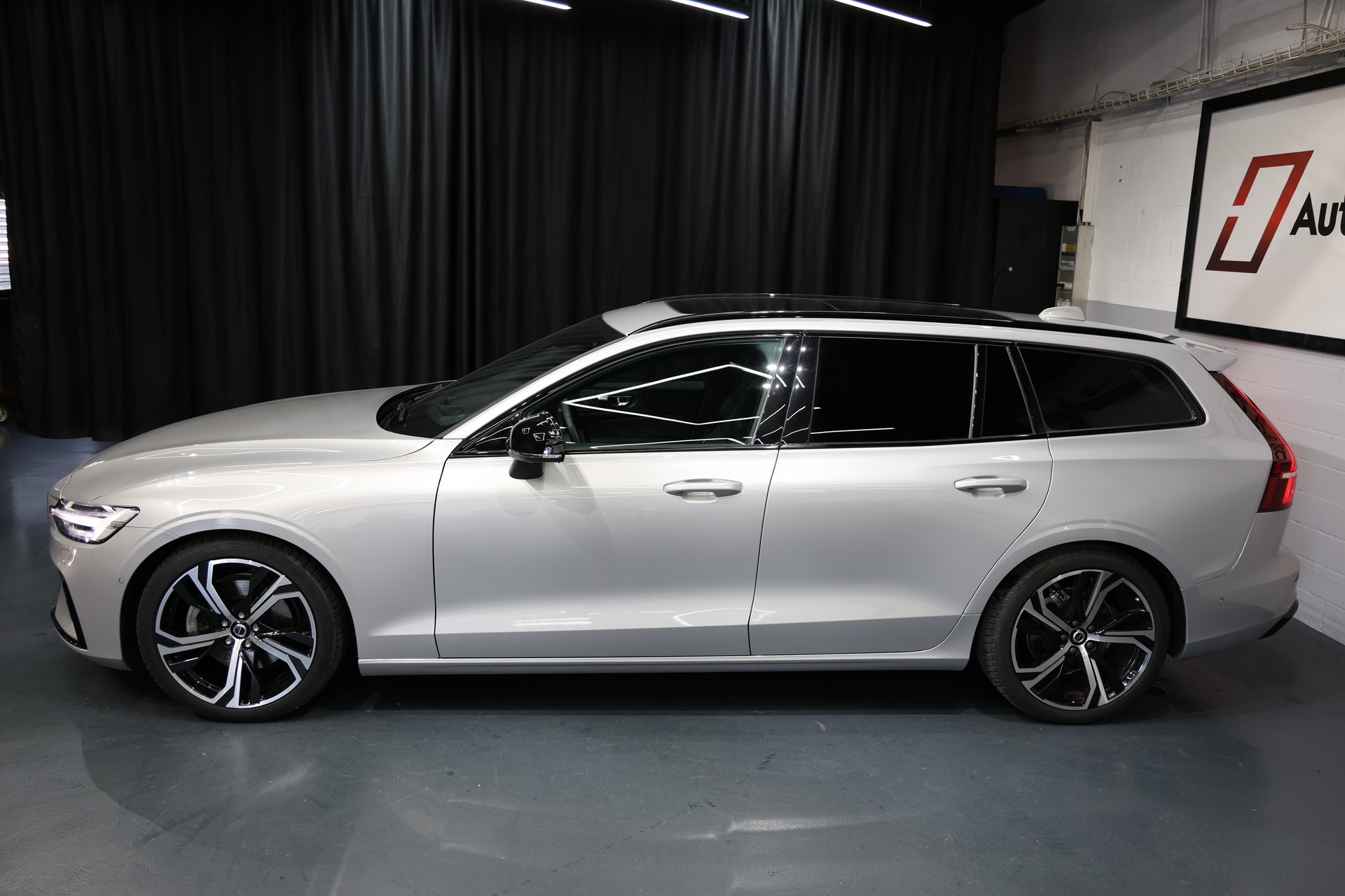 VOLVO V60 B4 Benzin Mild Hybrid Ultimate Dark DCT-showroom-element-3