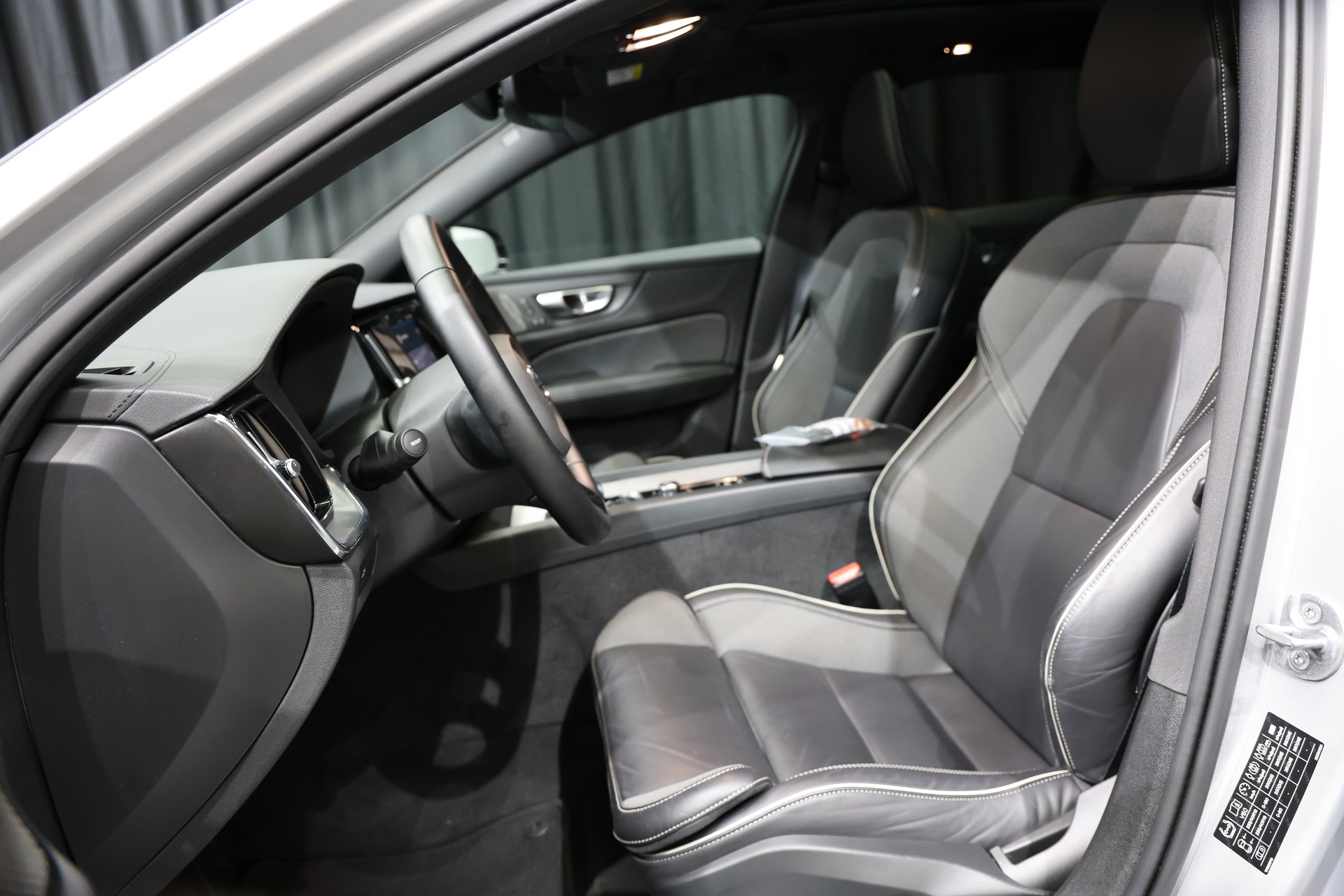 VOLVO V60 B4 Benzin Mild Hybrid Ultimate Dark DCT-image-5