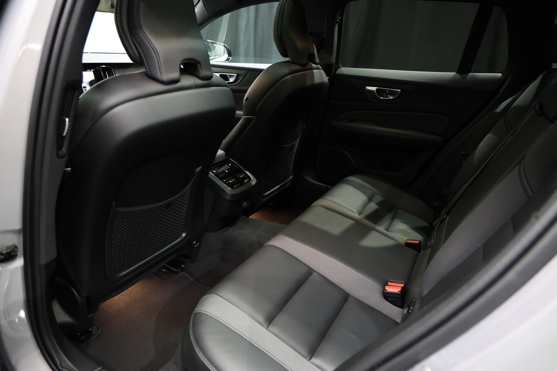 VOLVO V60 B4 Benzin Mild Hybrid Ultimate Dark DCT-image-22