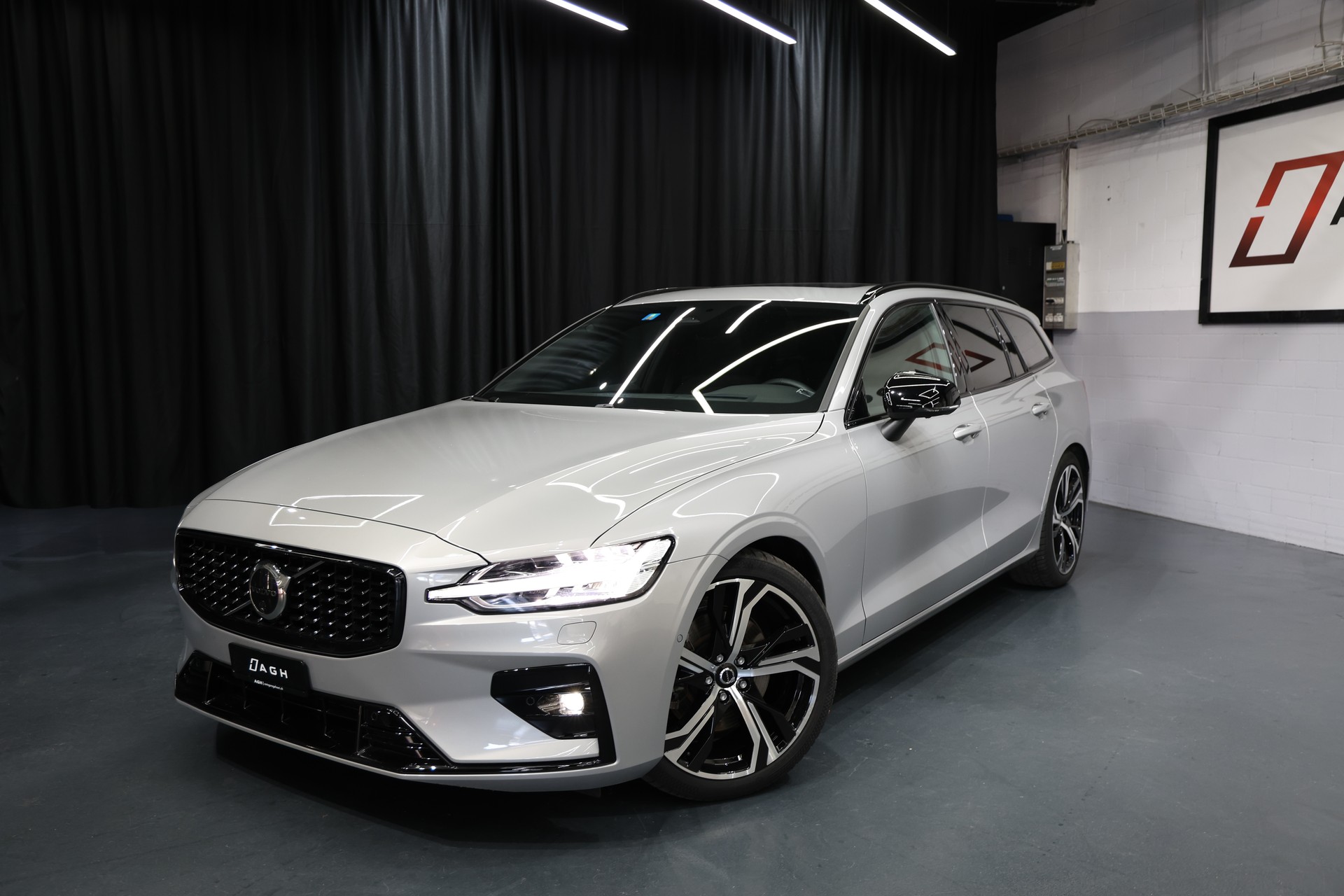 VOLVO V60 B4 Benzin Mild Hybrid Ultimate Dark DCT