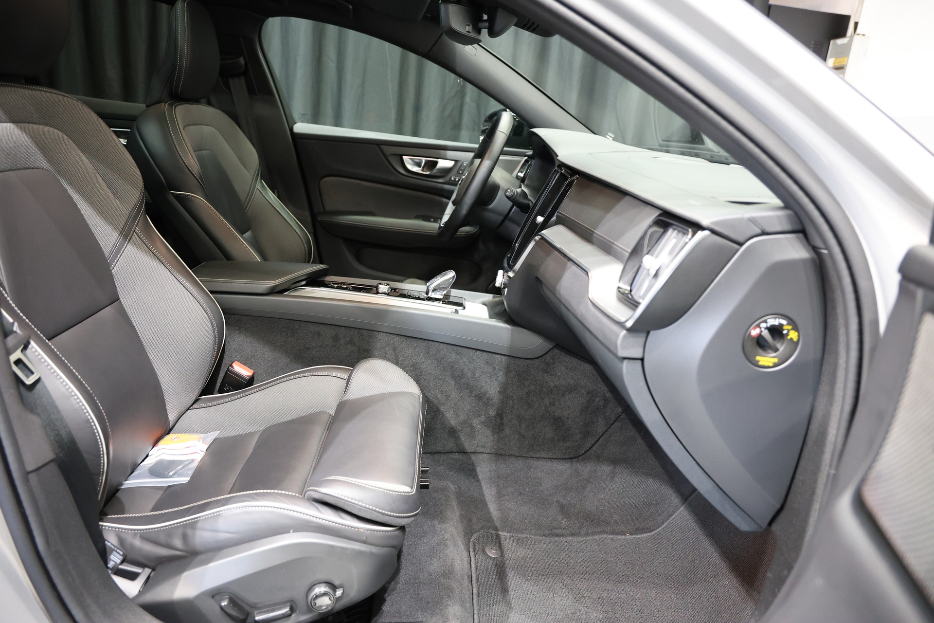 VOLVO V60 B4 Benzin Mild Hybrid Ultimate Dark DCT-image-15