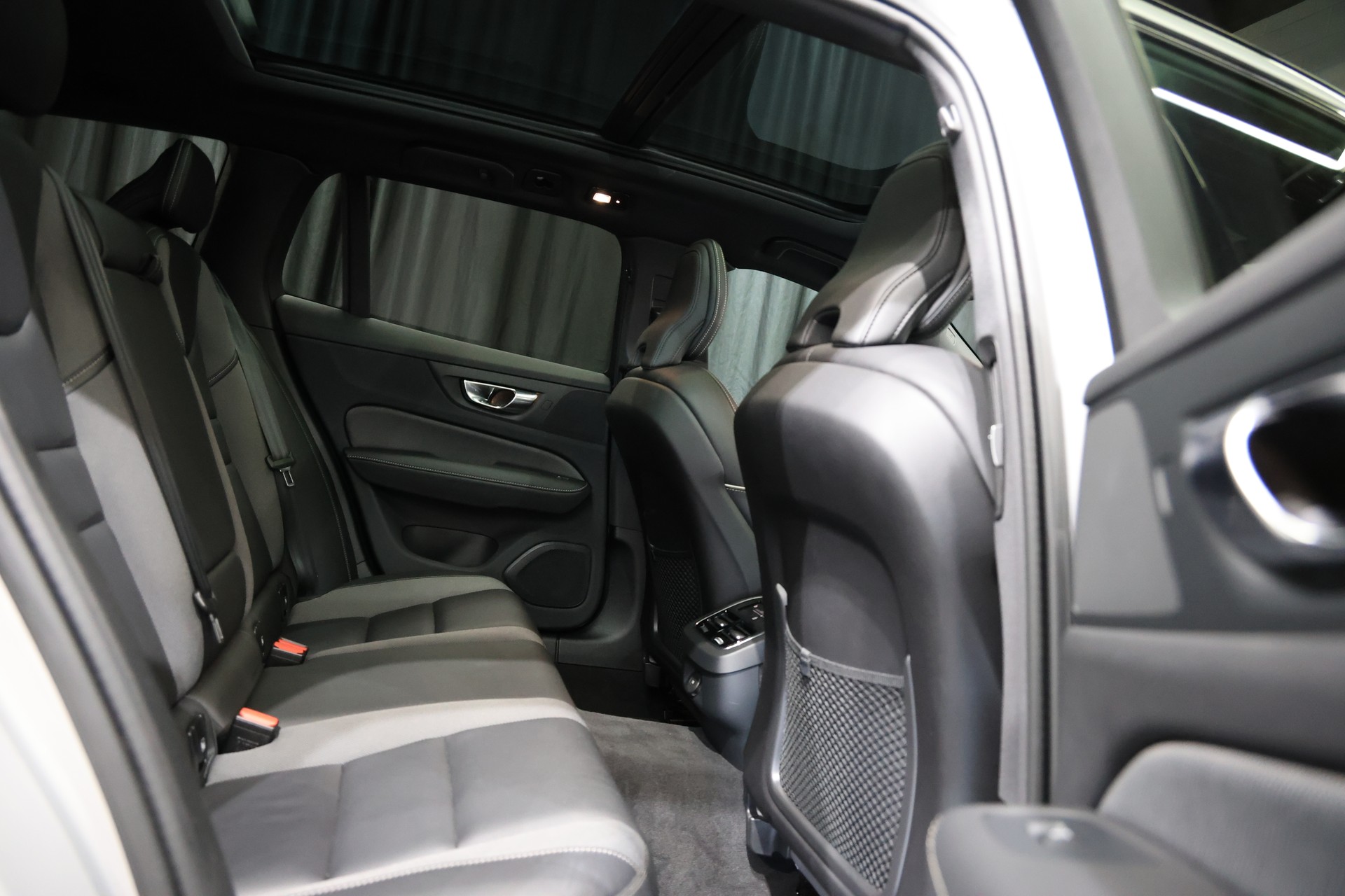 VOLVO V60 B4 Benzin Mild Hybrid Ultimate Dark DCT-image-13