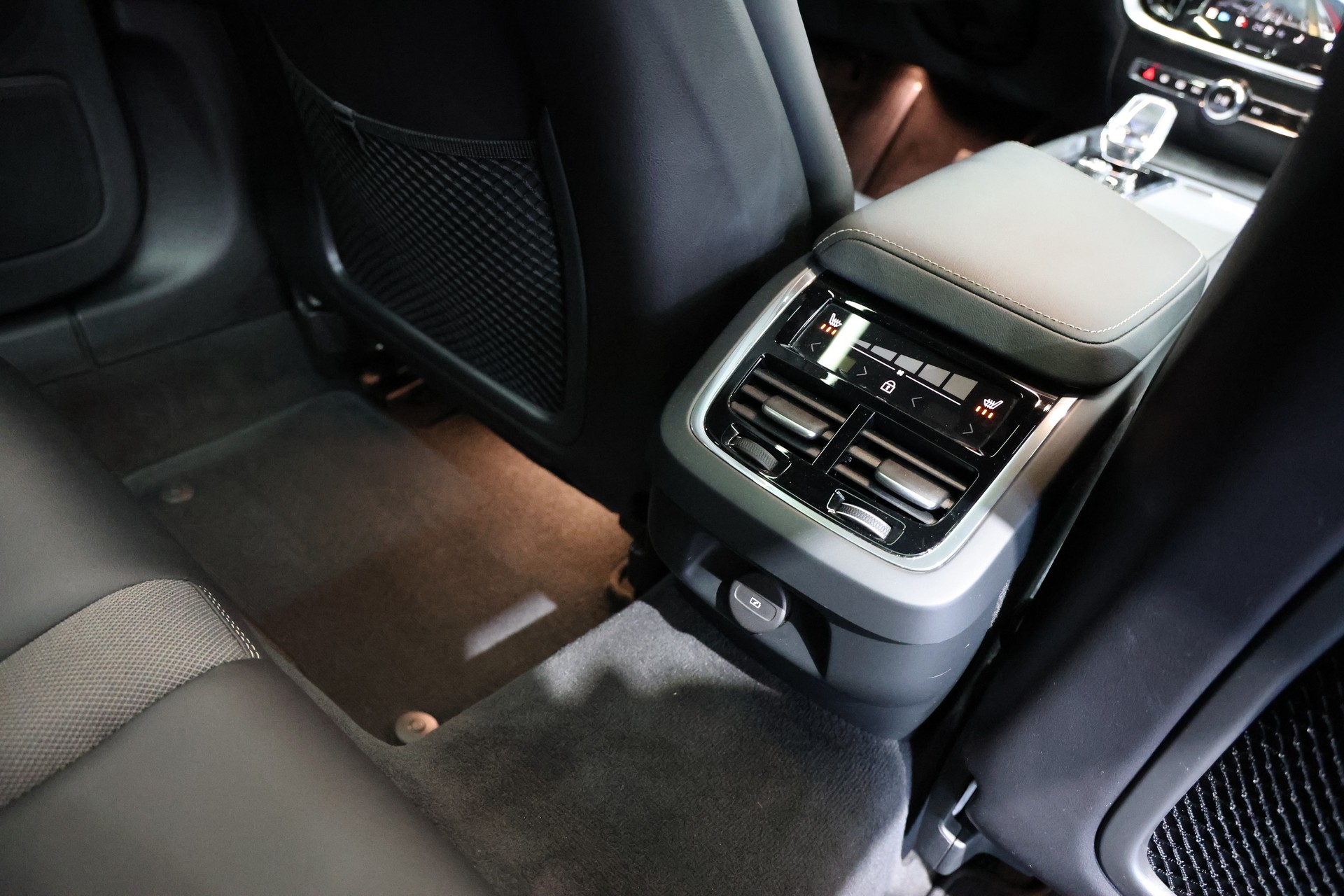 VOLVO V60 B4 Benzin Mild Hybrid Ultimate Dark DCT-image-14