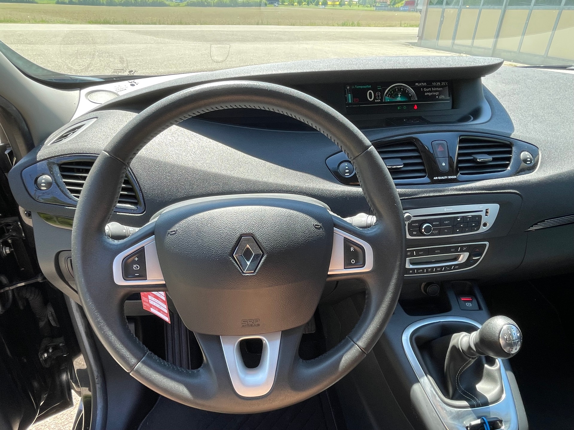 RENAULT Scénic 1.4 16V Turbo Bose-image-12