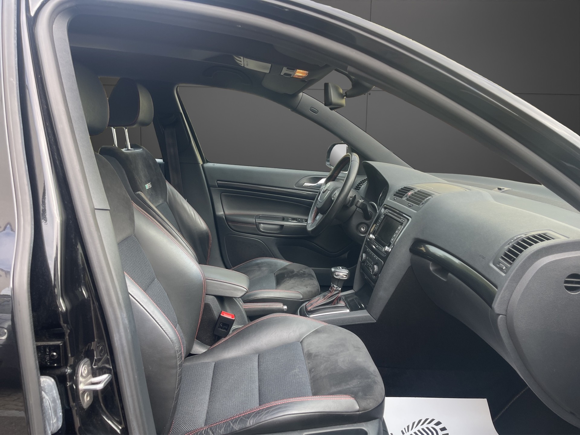 SKODA Octavia Combi 2.0 TDI RS DSG-image-13