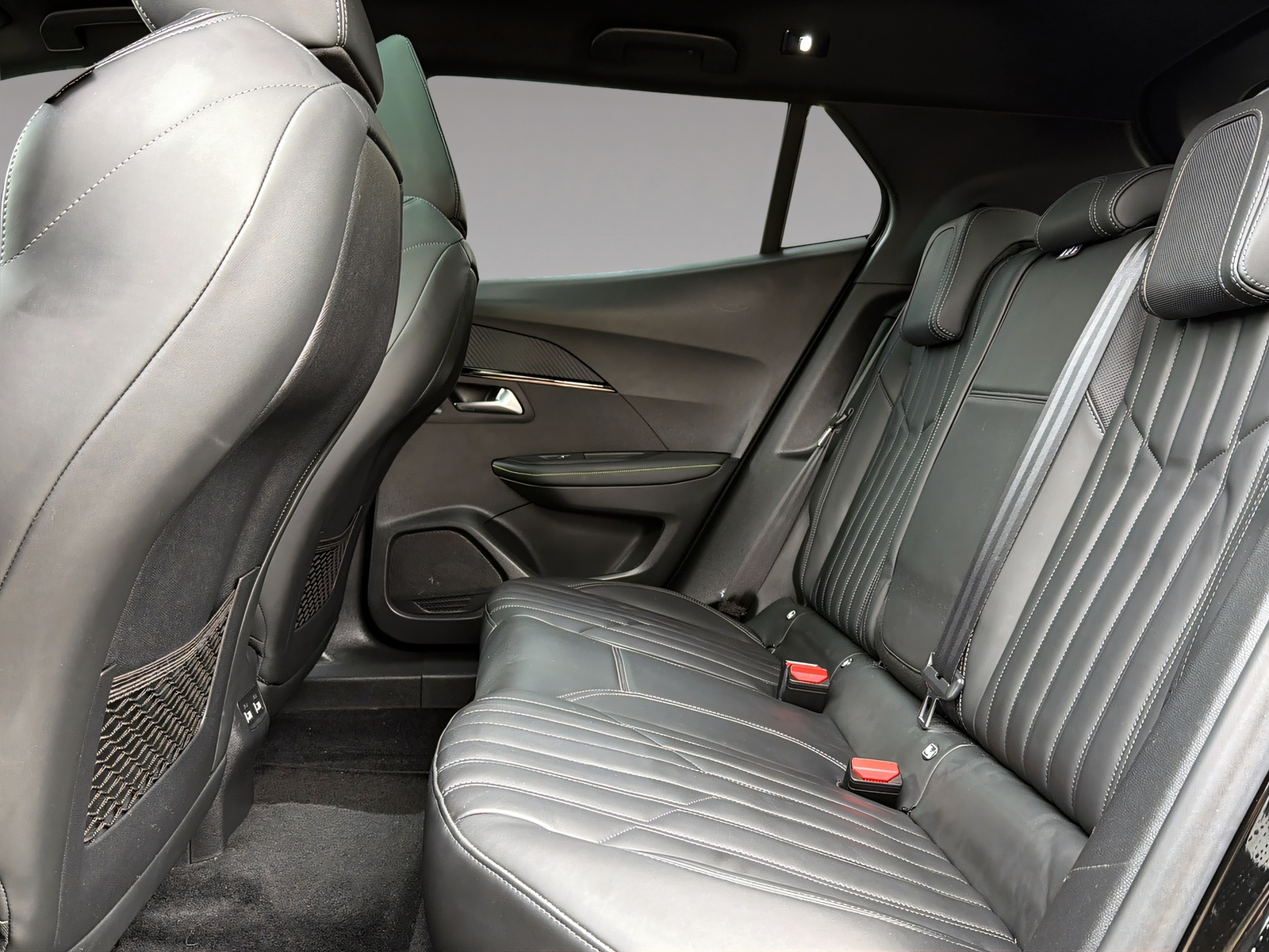 PEUGEOT 2008 e-GT-image-19