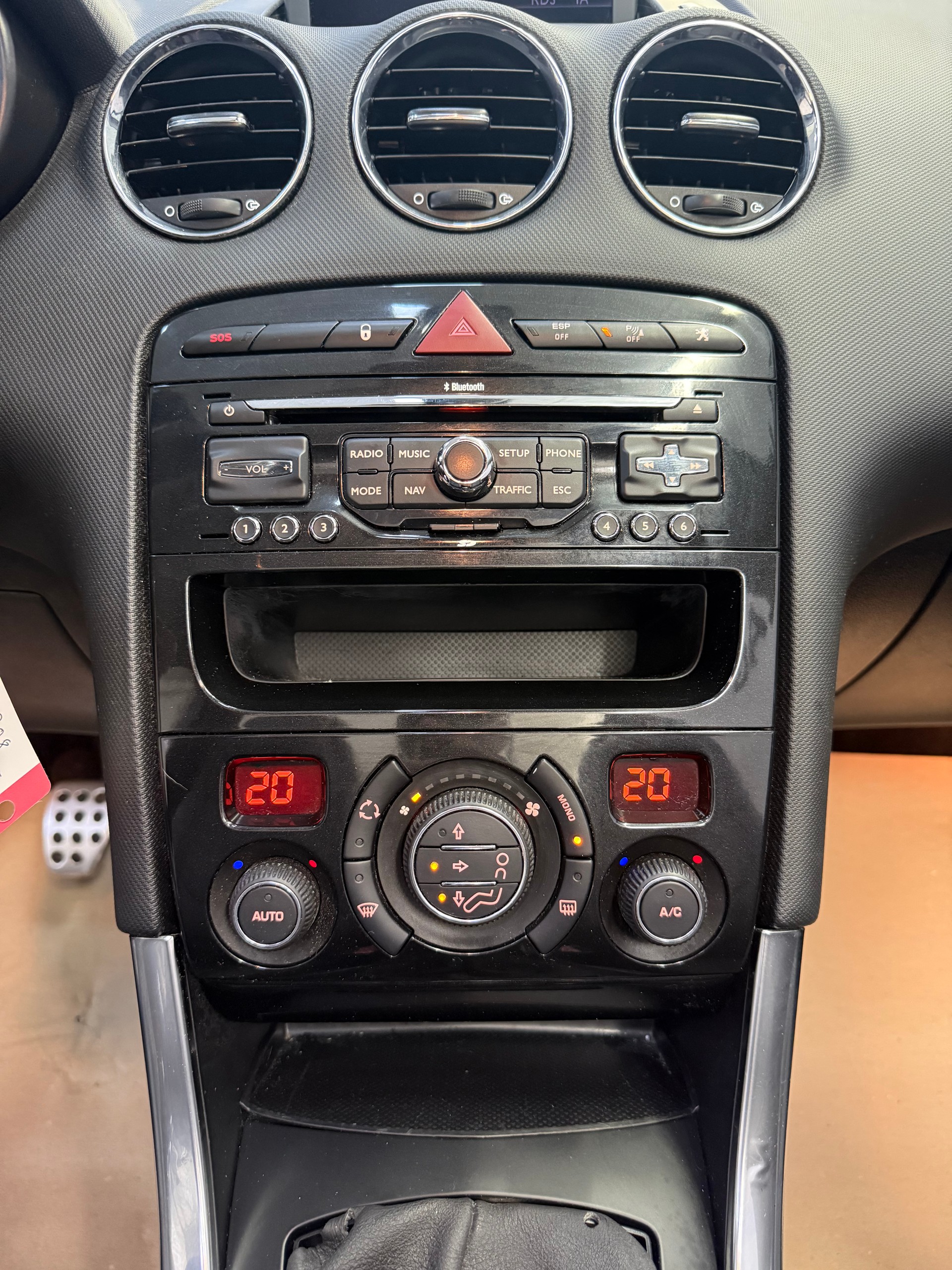 PEUGEOT 308 CC 1.6 16V Turbo Allure-image-18