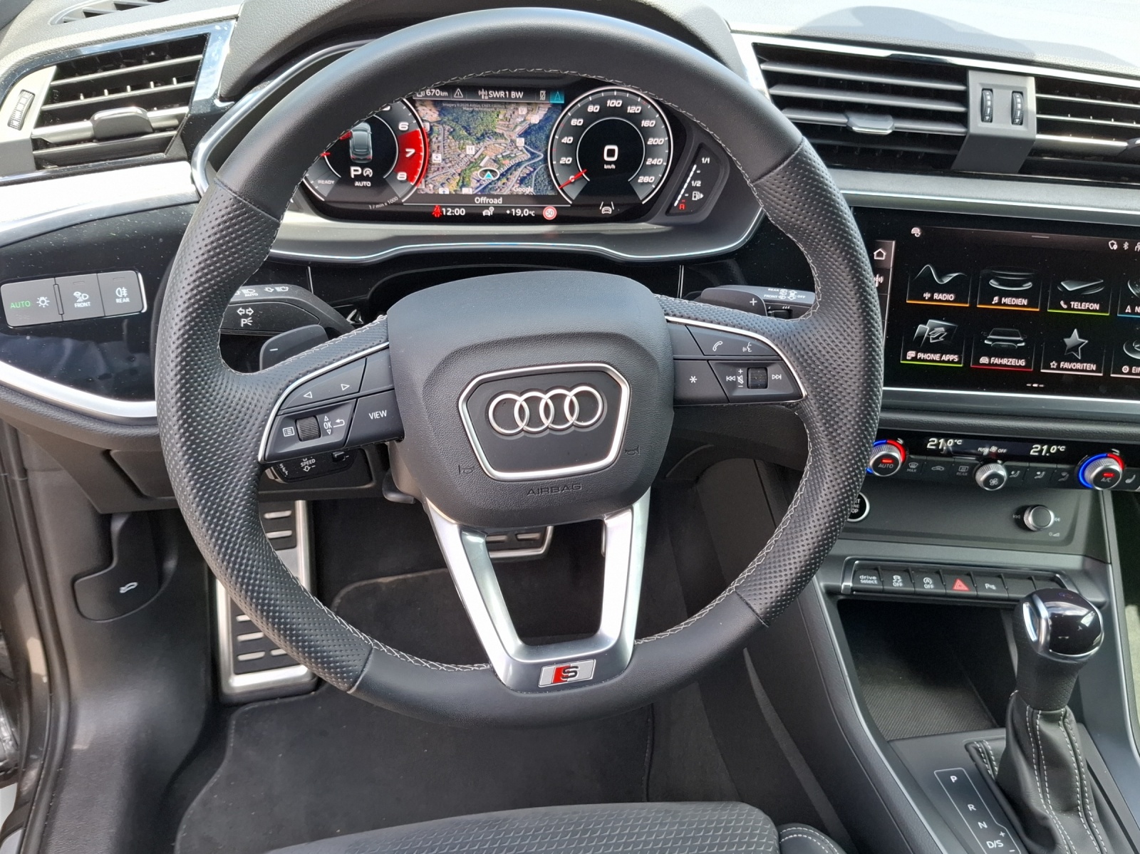AUDI Q3 Sportback 40 TFSI S line quattro S-tronic-image-9
