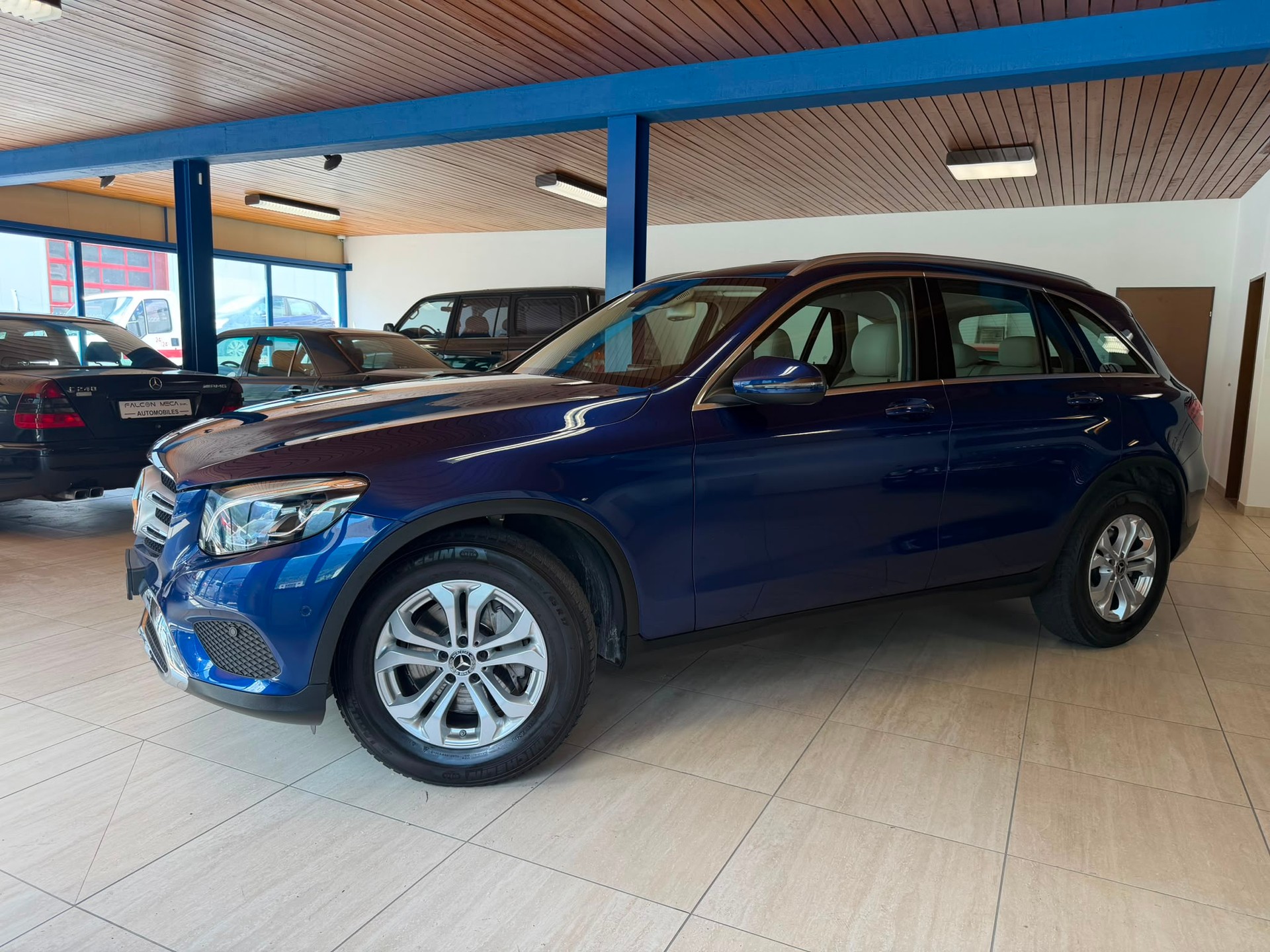 MERCEDES-BENZ GLC 300 4Matic Exclusive 9G-Tronic-showroom-element-3