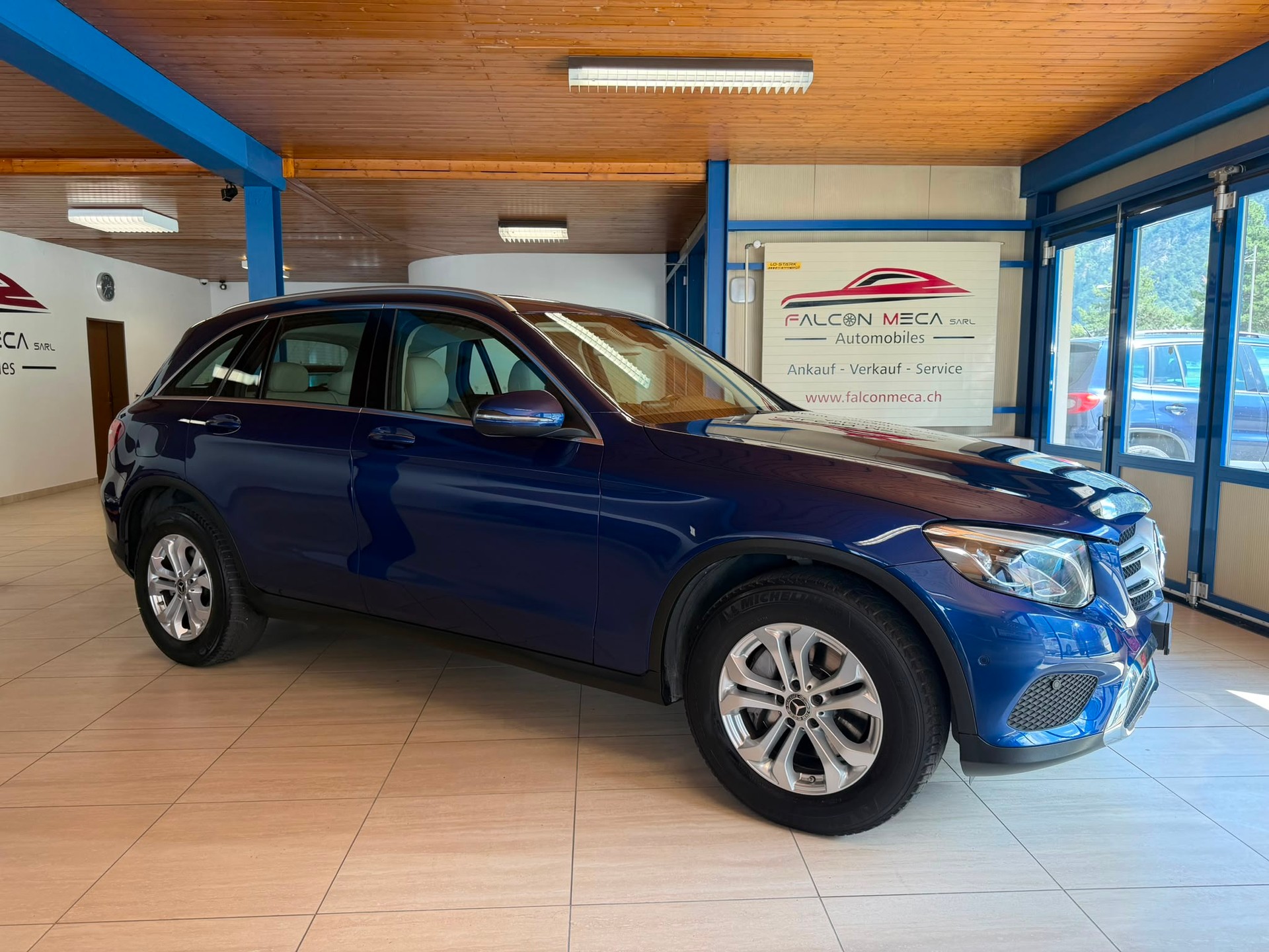 MERCEDES-BENZ GLC 300 4Matic Exclusive 9G-Tronic-showroom-element-1