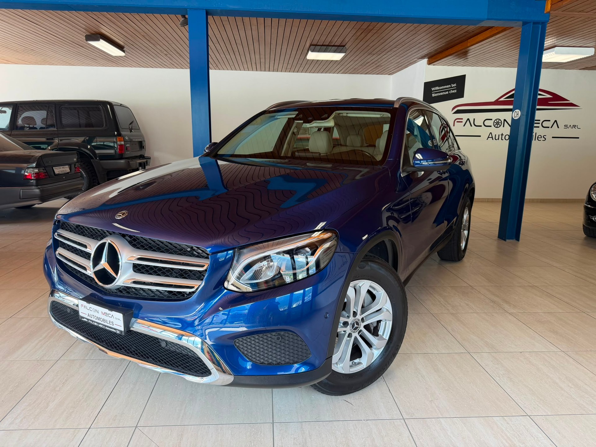 MERCEDES-BENZ GLC 300 4Matic Exclusive 9G-Tronic-showroom-element-2