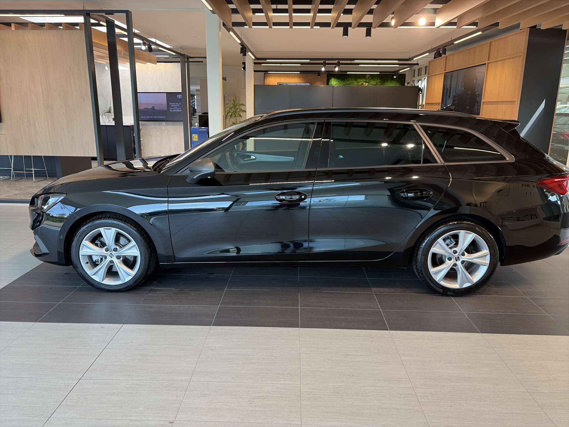 SEAT Leon ST 2.0 TDi EVO FR-Line DSG-Automat-image-11