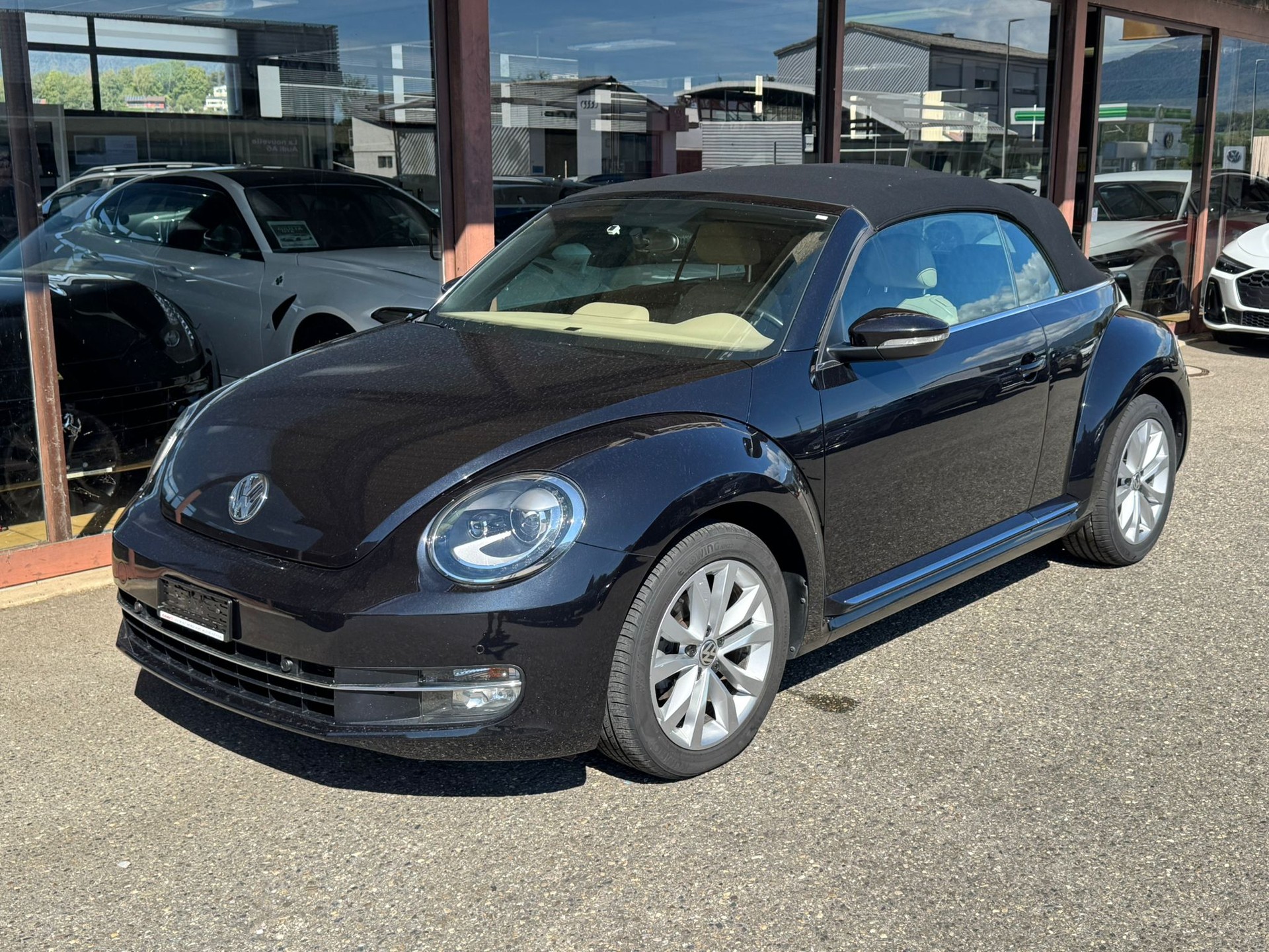 VW Beetle Cabrio 2.0 TDI Design-image-1