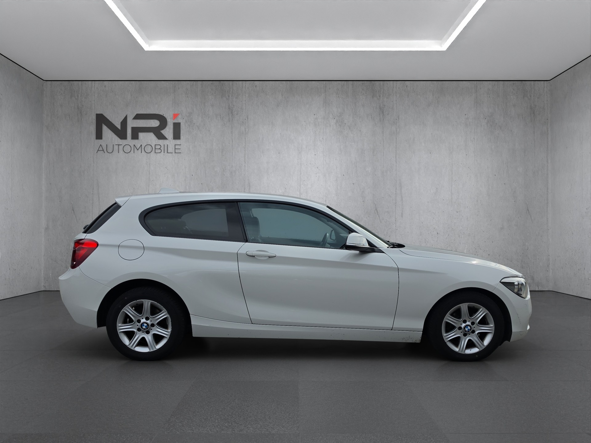 BMW 116d-showroom-element-3