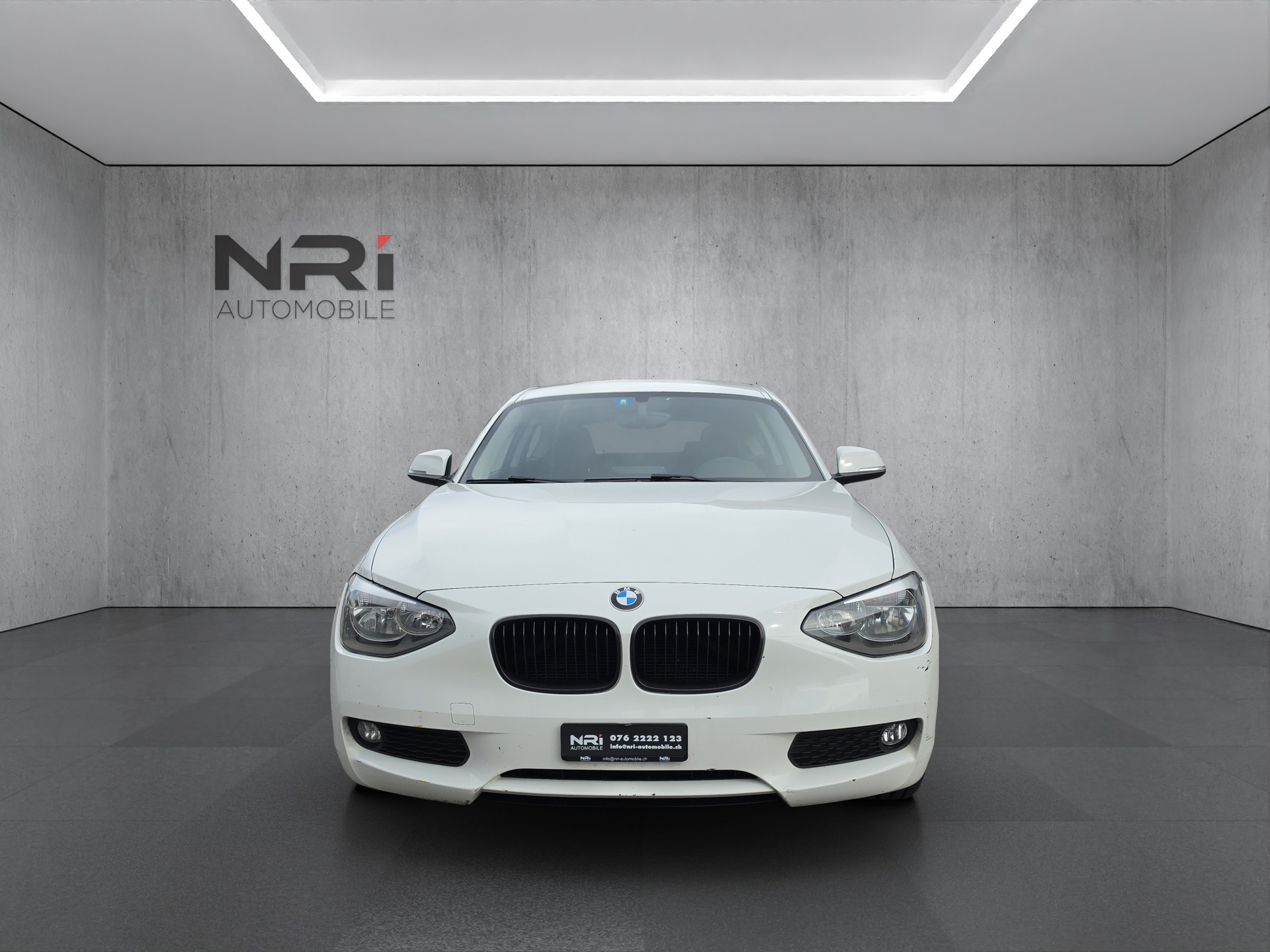 BMW 116d-showroom-element-1
