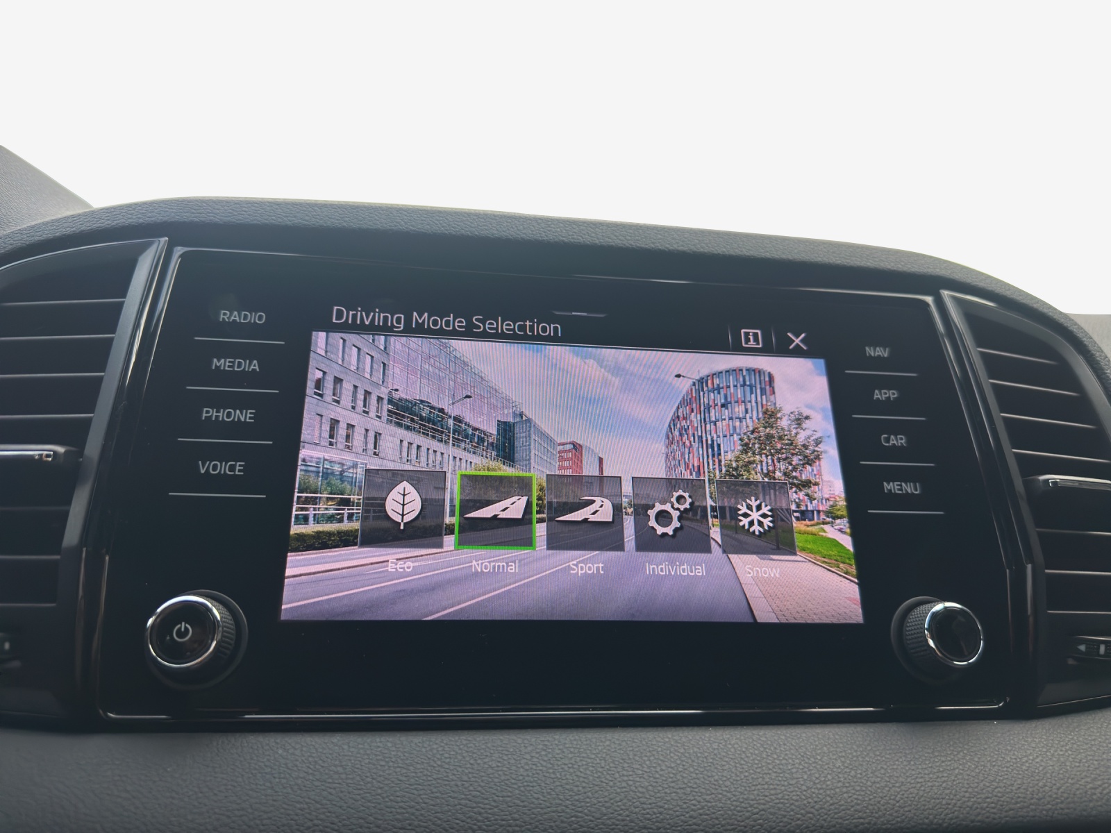 SKODA Karoq 2.0 TSI SportLine 4x4 DSG-image-14
