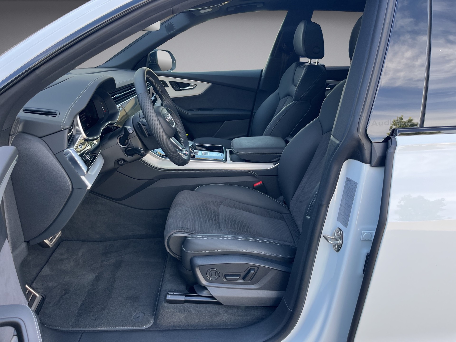 AUDI Q8 SUV TFSI e quattro 290 kW tiptronic*Standklima/Heizung, Allradlenkung, Panodach, B&O, Nachtsicht, (5-Jahre Garantie)-image-9