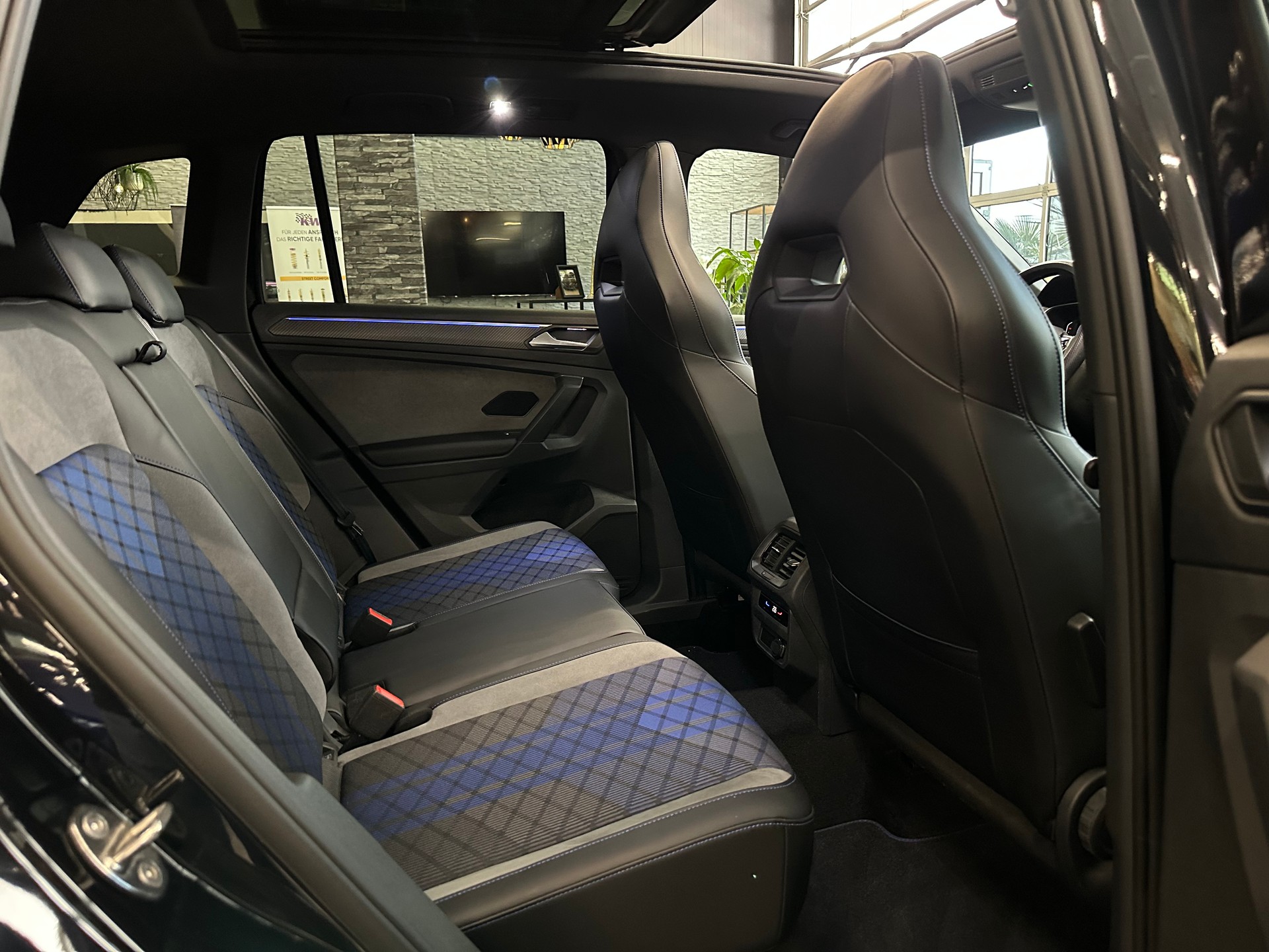VW Tiguan 2.0TSI R 4Motion DSG-image-12