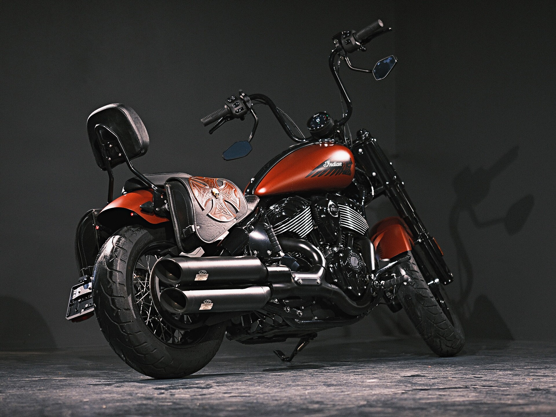 INDIAN Chief Bobber Dark Horse-showroom-element-2