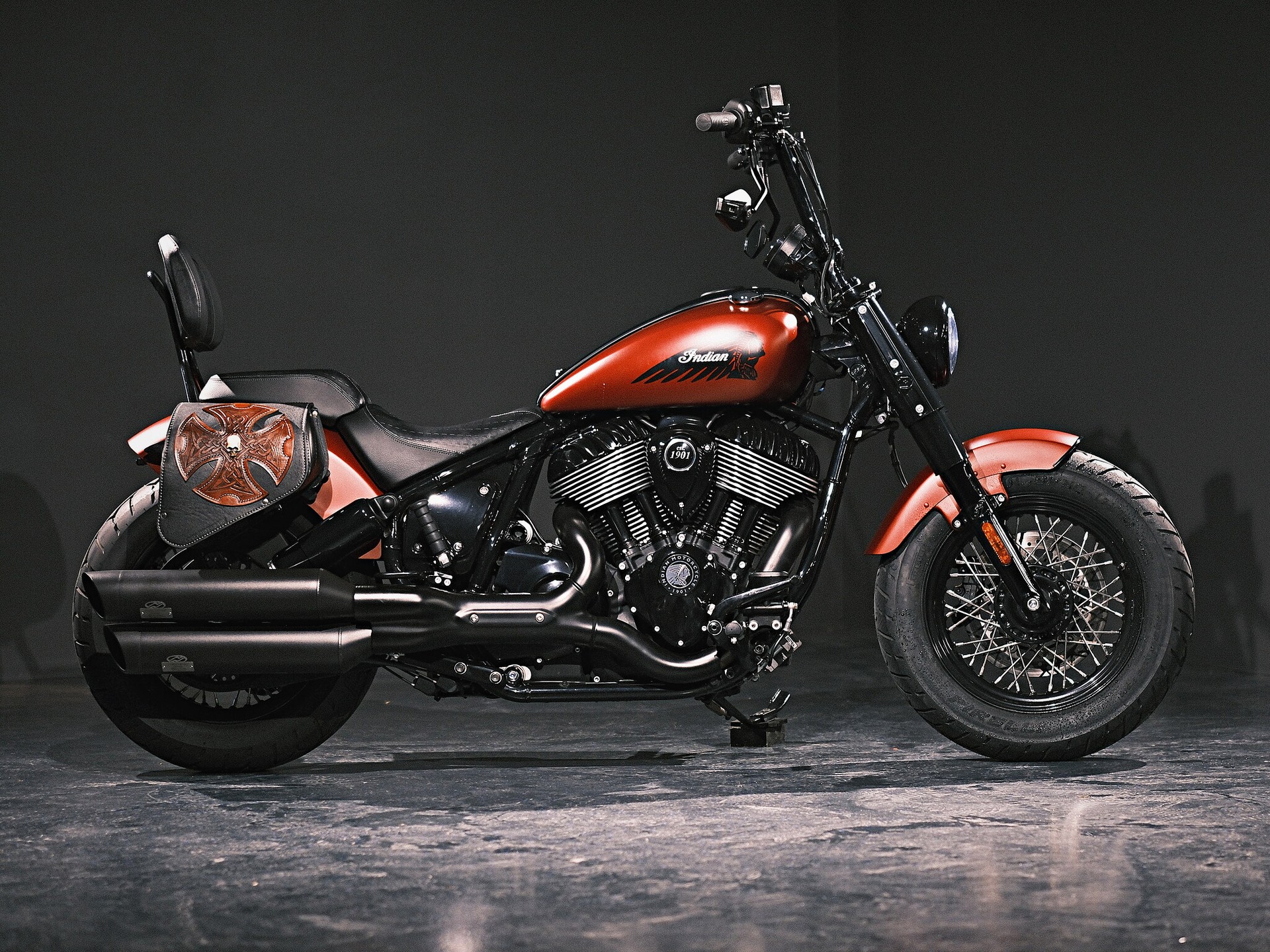 INDIAN Chief Bobber Dark Horse-showroom-element-1