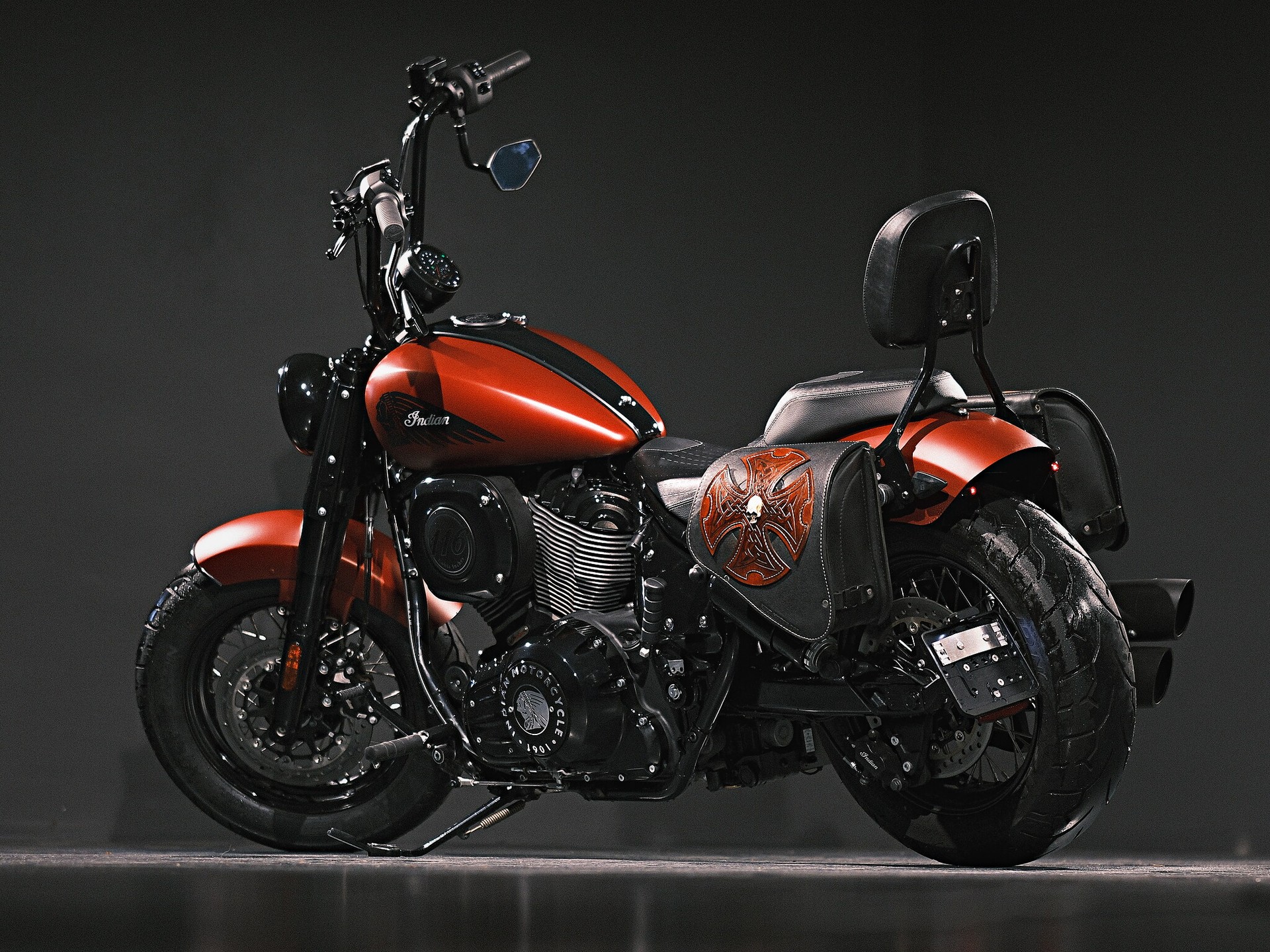 INDIAN Chief Bobber Dark Horse-showroom-element-3