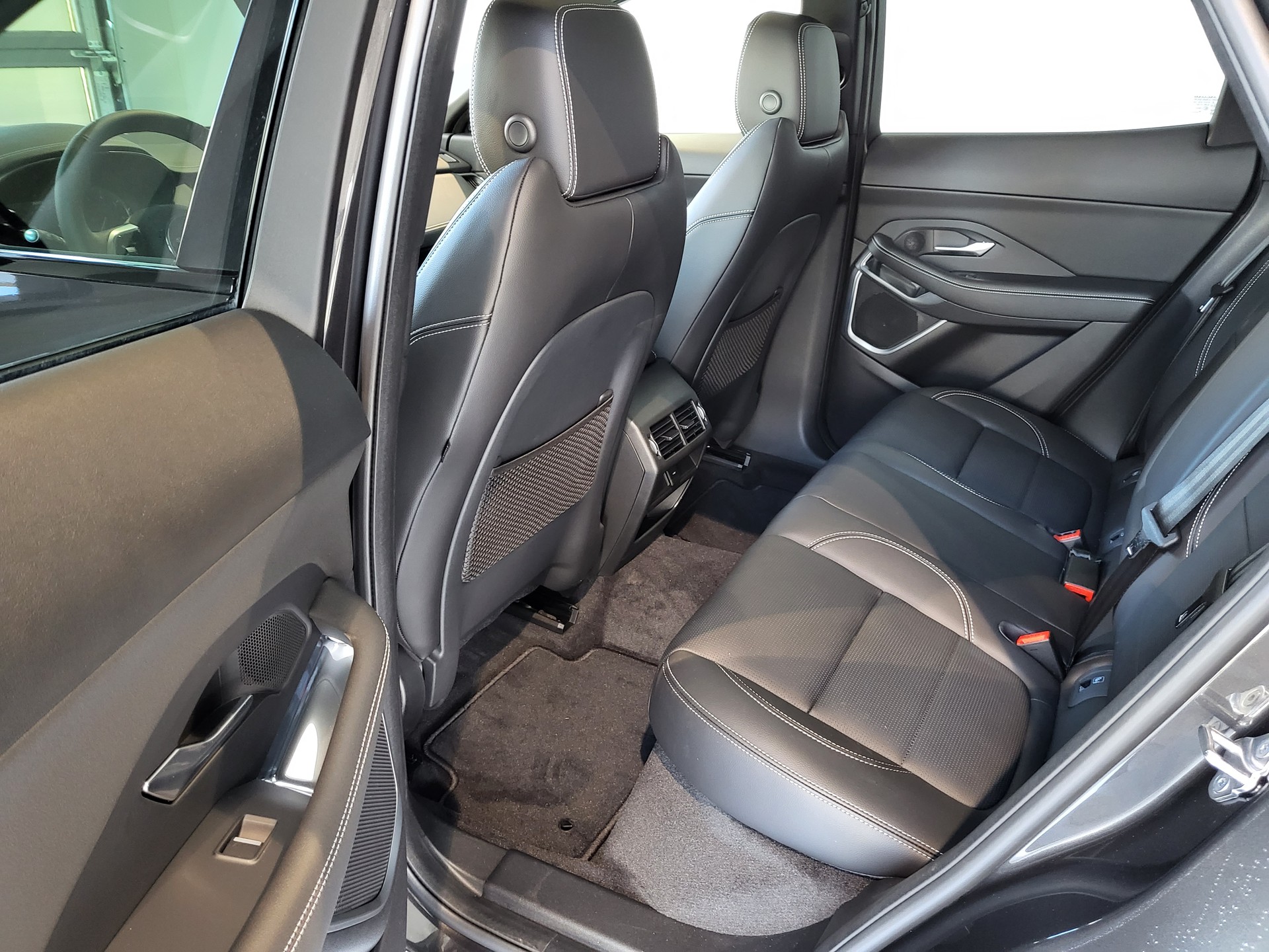 JAGUAR E-Pace 1.5 P300e R-Dynamic AWD SE-image-6