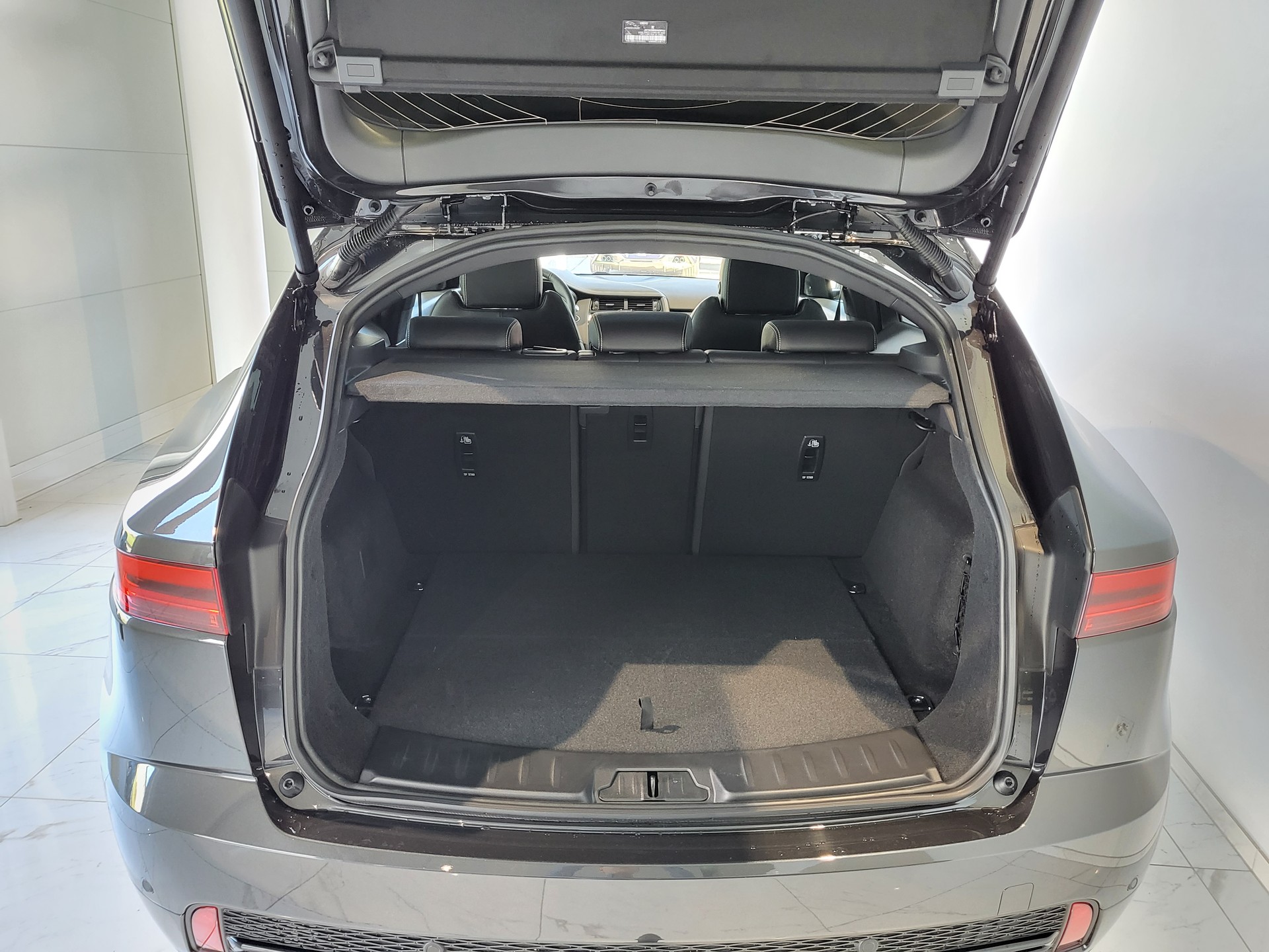 JAGUAR E-Pace 1.5 P300e R-Dynamic AWD SE-image-10