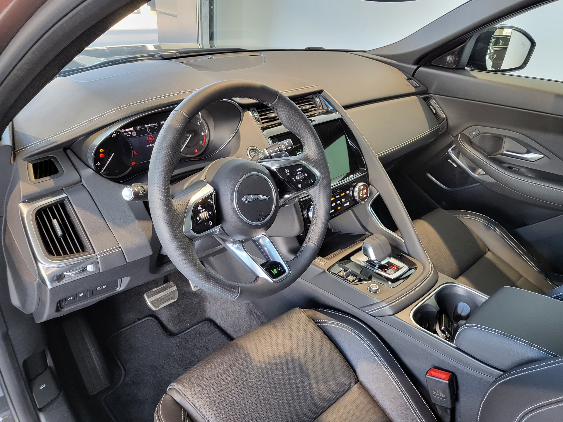 JAGUAR E-Pace 1.5 P300e R-Dynamic AWD SE-image-4