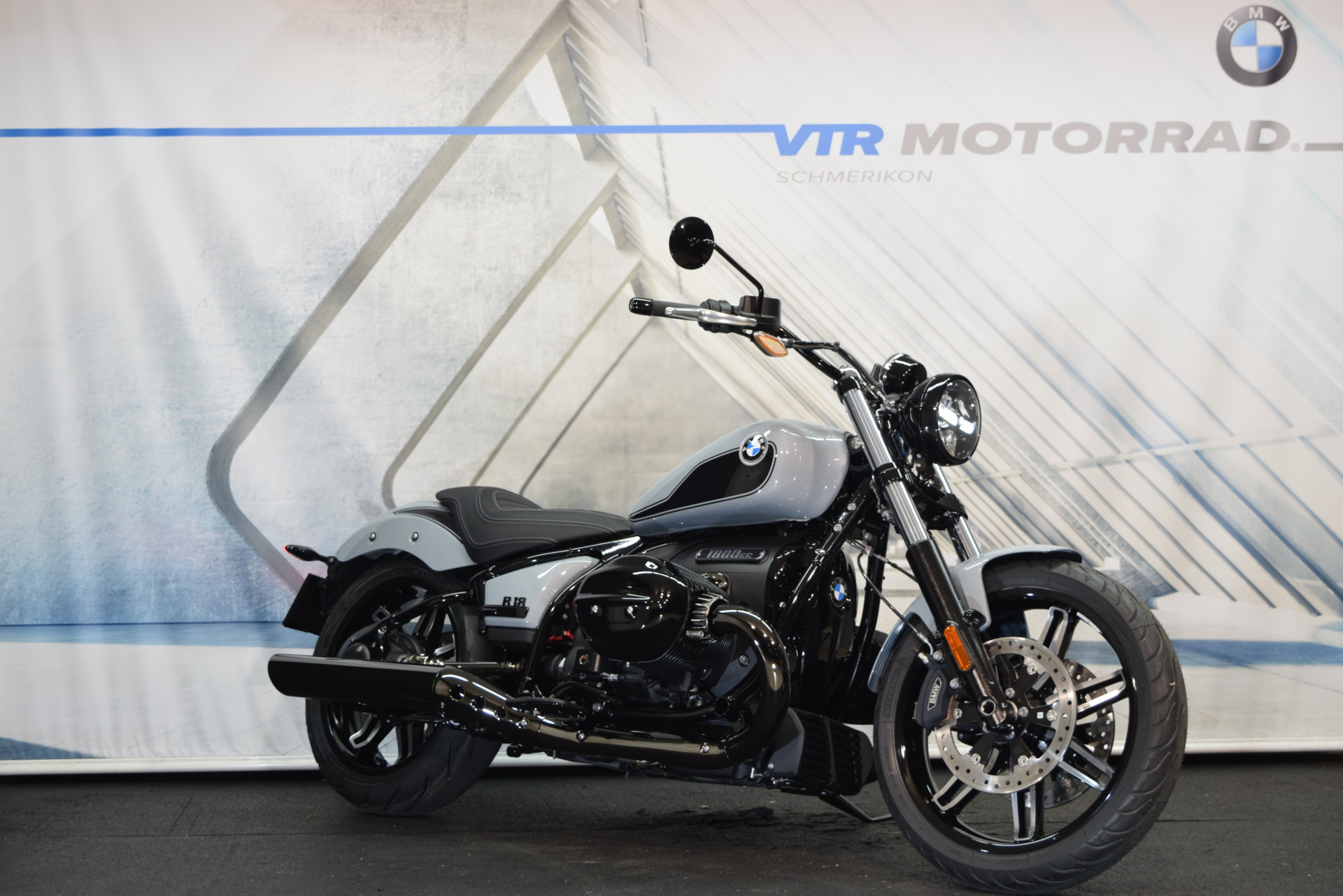 BMW R 18 Blacked Out-image-0