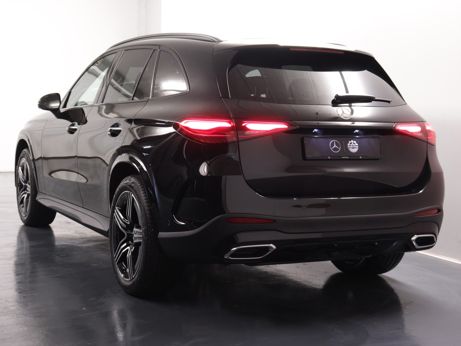 MERCEDES-BENZ GLC 200 AMG Line 4matic-image-4