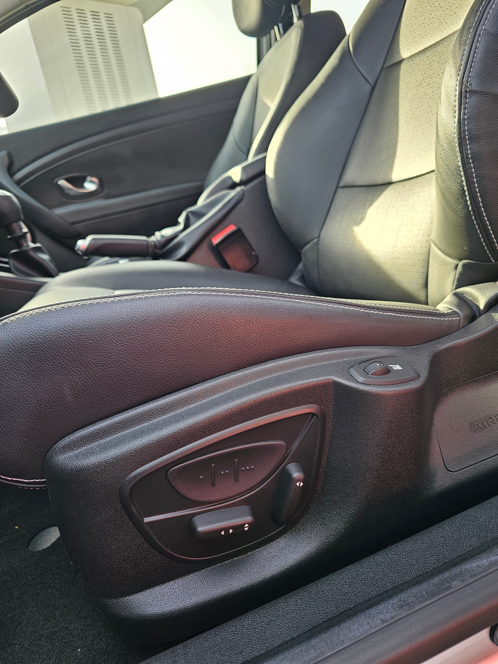 RENAULT Mégane Coupé 1.6 16V Dynamique-image-3