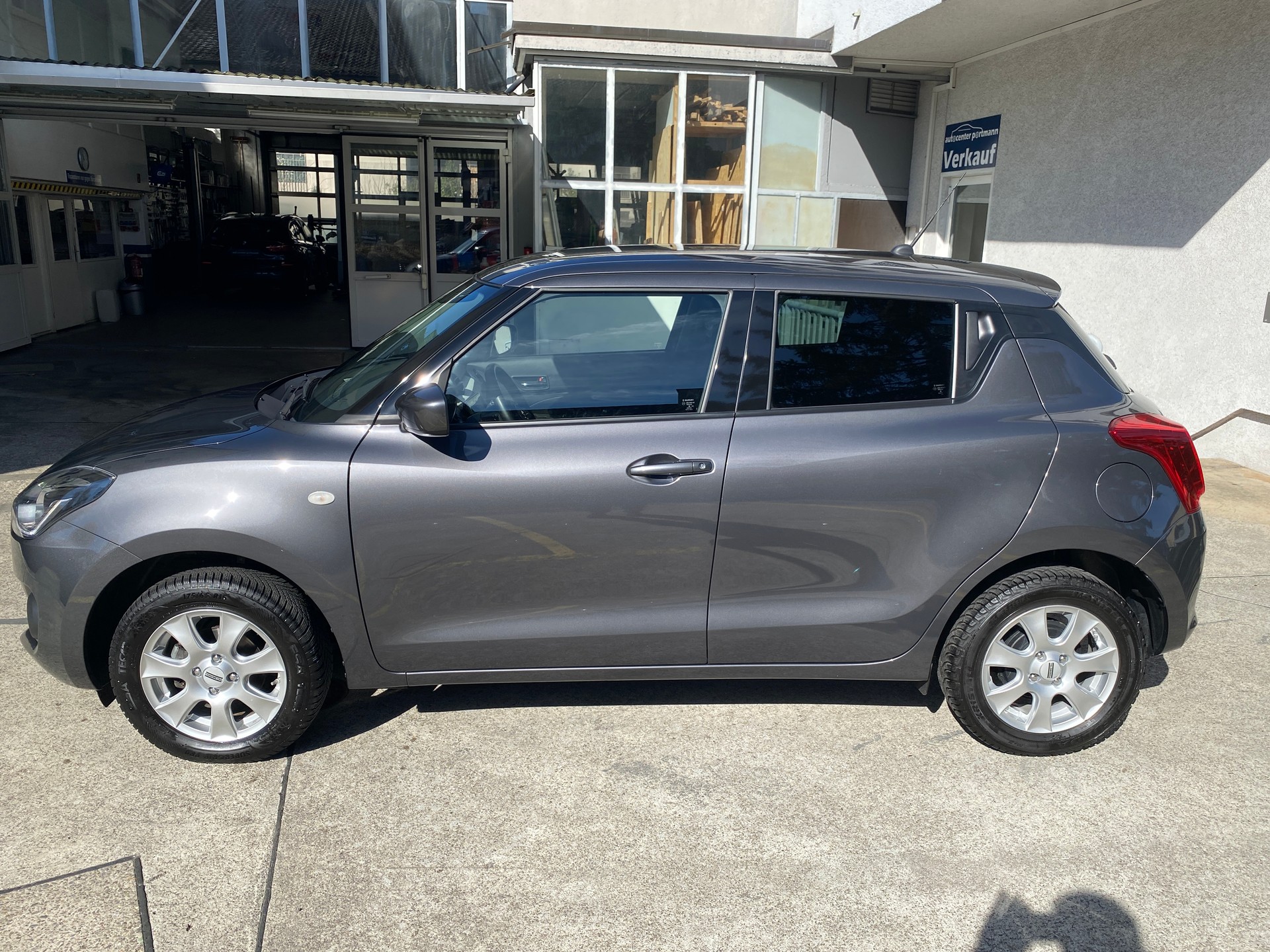 SUZUKI Swift 1.2 Compact + 4x4 Hybrid-image-8