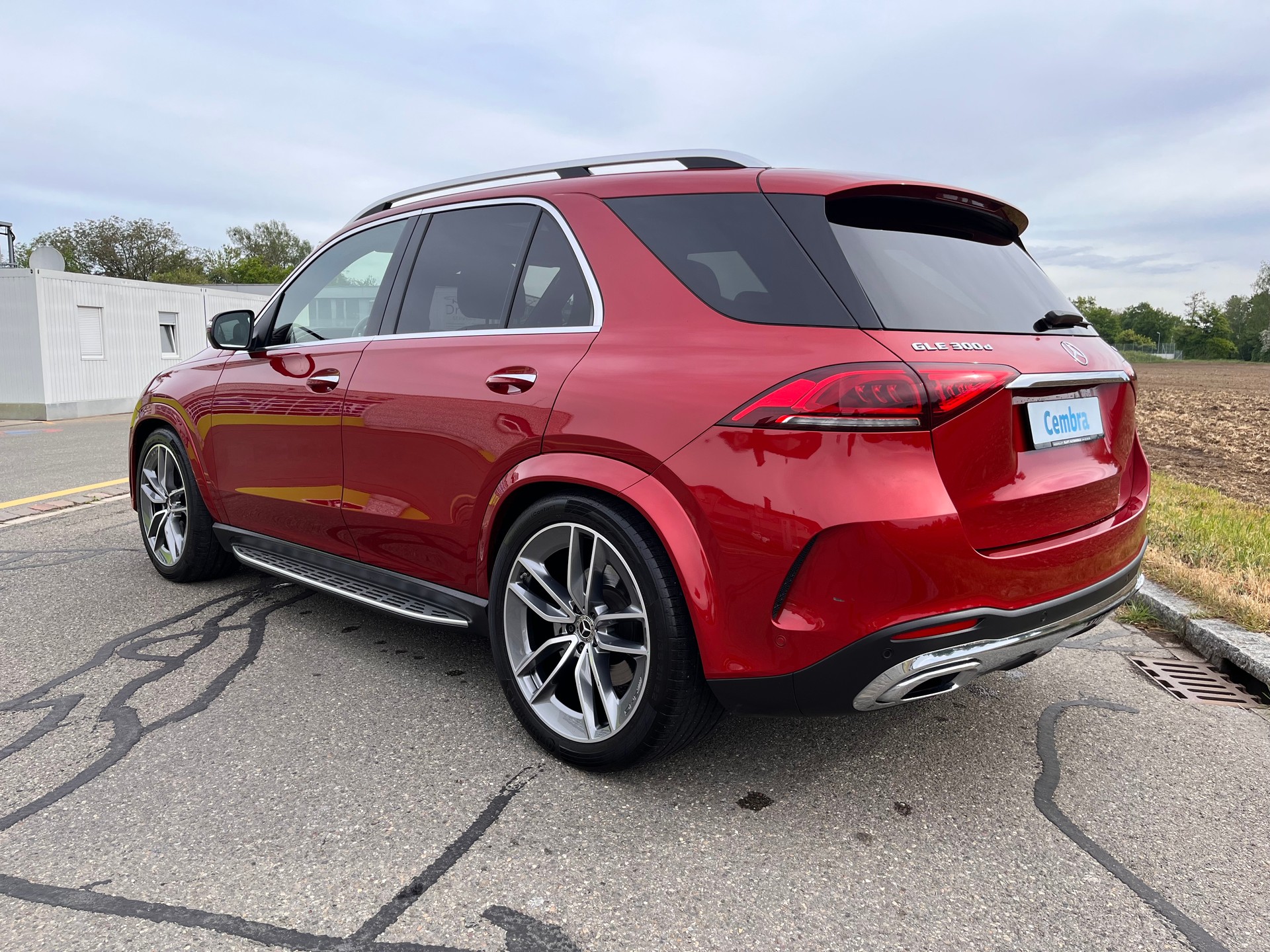 MERCEDES-BENZ GLE 300 d 4Matic AMG Line 9G-Tronic * UMFANGREICHE AUSSTATTUNG - DESIGNO HYAZINTHROT METALLIC *-image-4