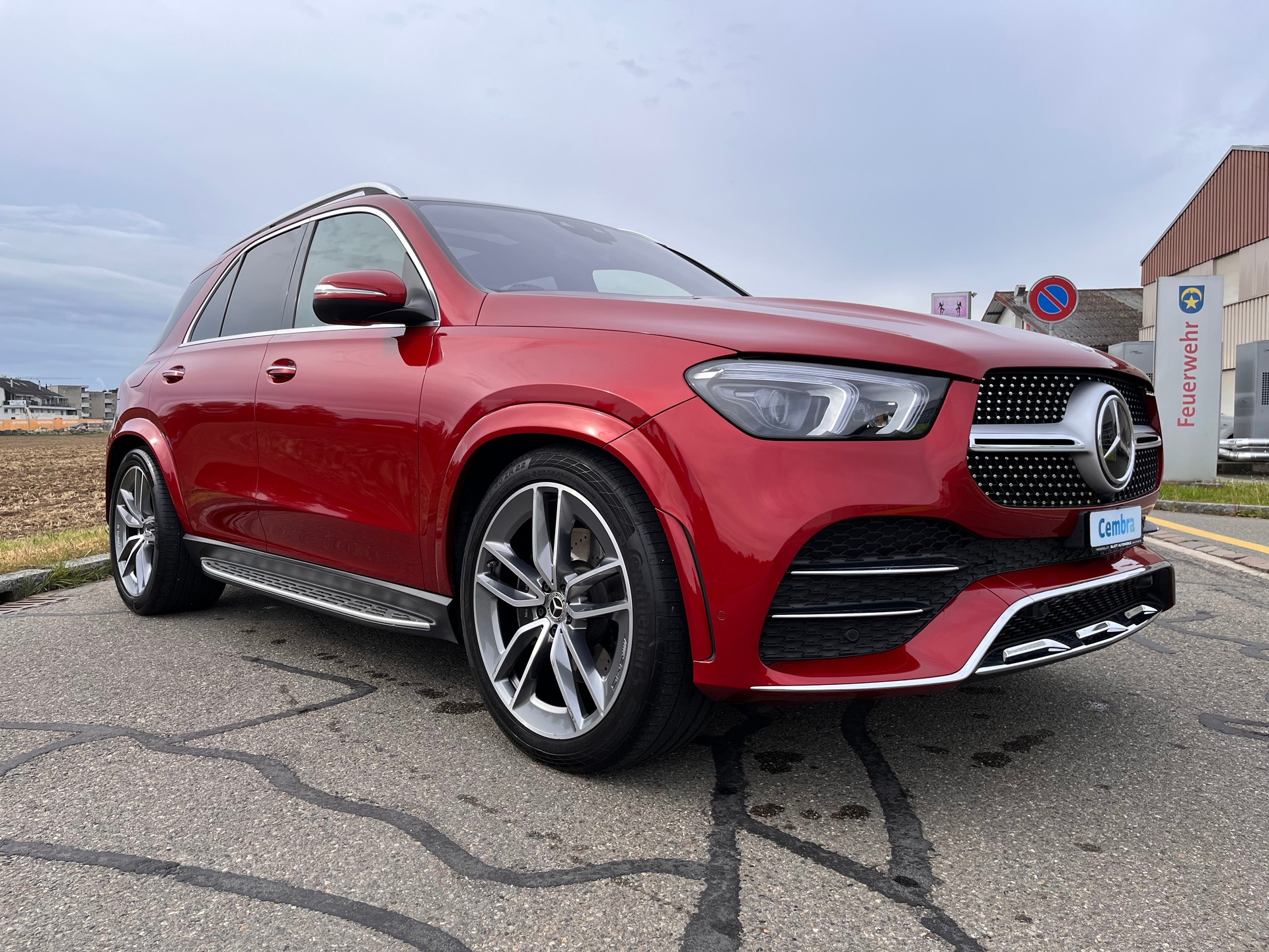 MERCEDES-BENZ GLE 300 d 4Matic AMG Line 9G-Tronic * UMFANGREICHE AUSSTATTUNG - DESIGNO HYAZINTHROT METALLIC *-image-8