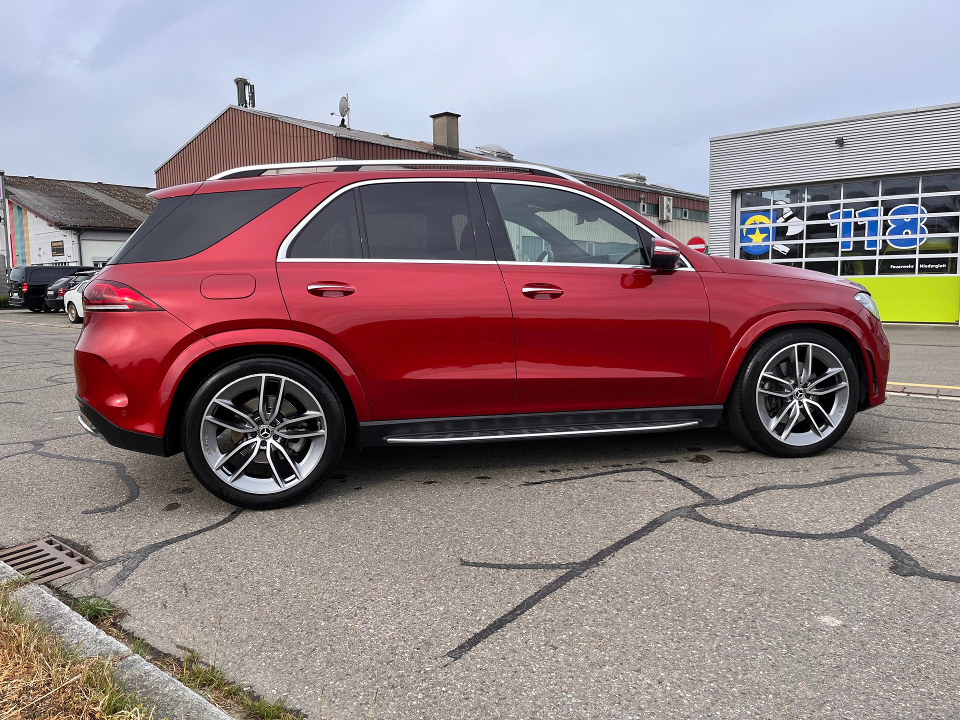 MERCEDES-BENZ GLE 300 d 4Matic AMG Line 9G-Tronic * UMFANGREICHE AUSSTATTUNG - DESIGNO HYAZINTHROT METALLIC *-image-7