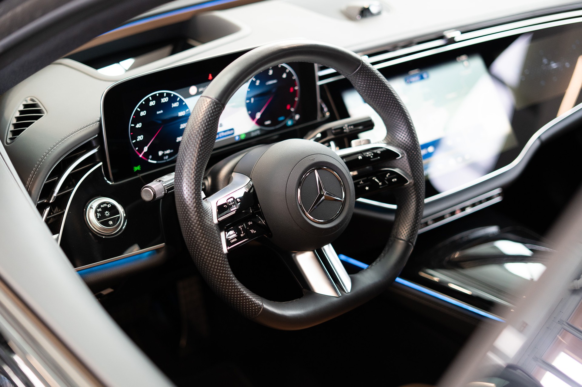 MERCEDES-BENZ E 450 d AMG Line 4matic / Hyperscreen / Panorama / 360°Kamera-image-11