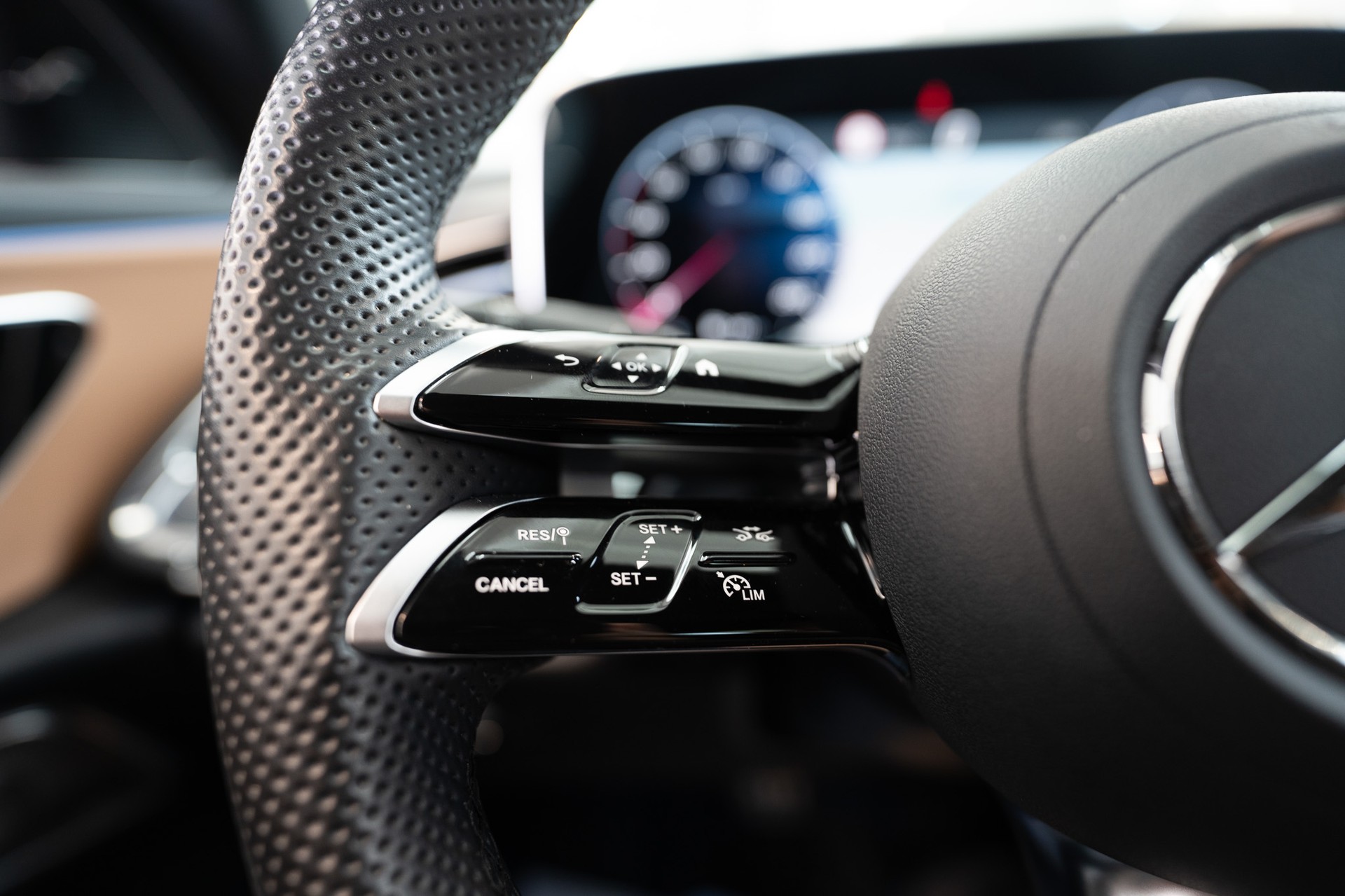 MERCEDES-BENZ E 450 d AMG Line 4matic / Hyperscreen / Panorama / 360°Kamera-image-19