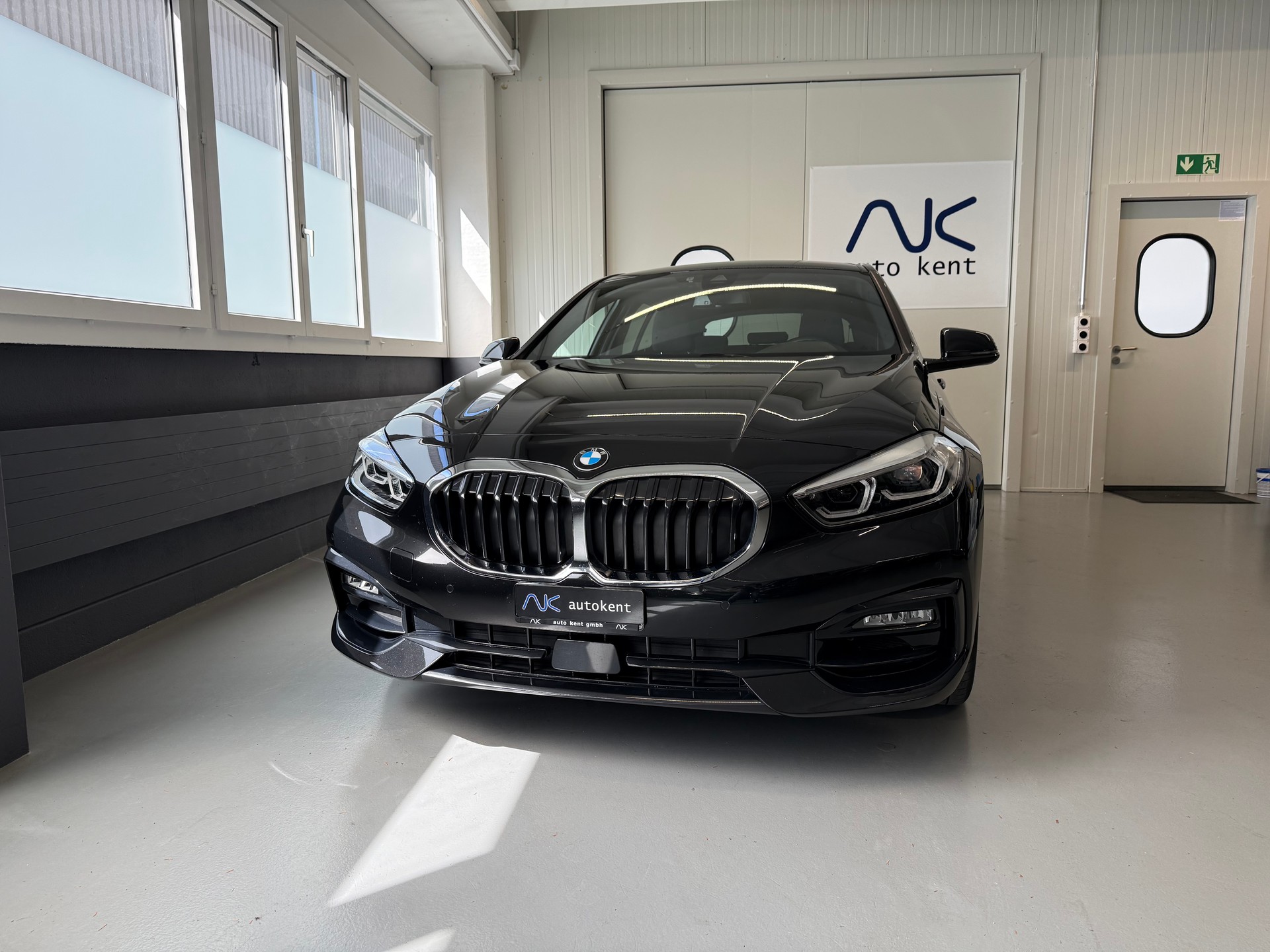 BMW 120i Sport Line Steptronic-showroom-element-1