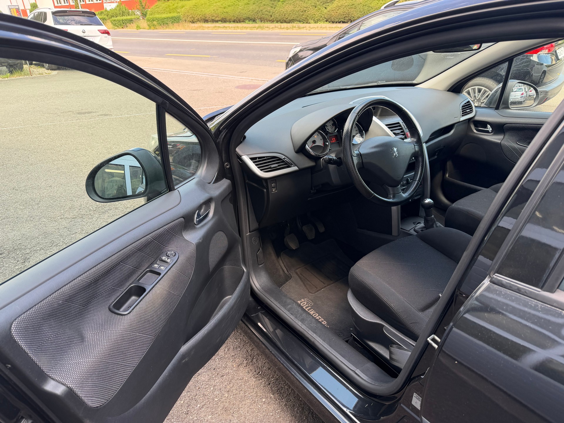 PEUGEOT 207 1.4 16V XS-image-5