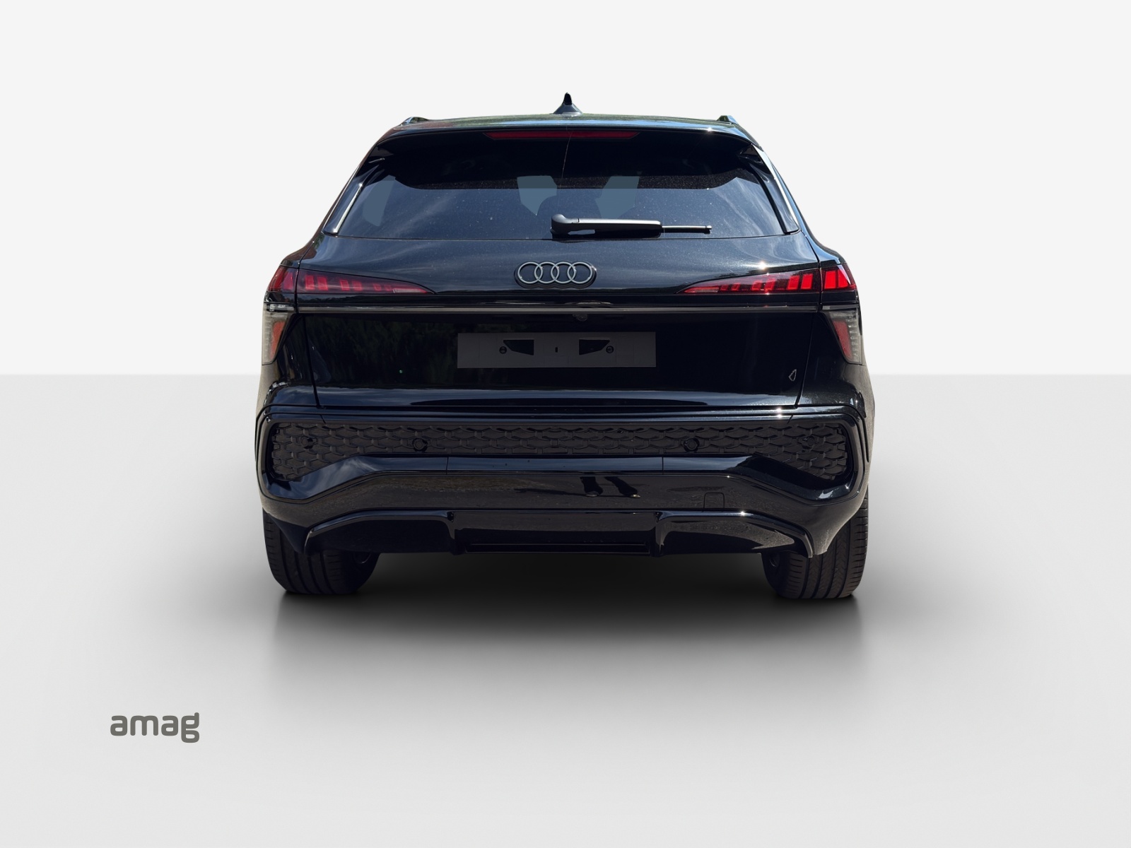 AUDI Q3 SUV e-hybrid 200 kW S tronig-showroom-element-3