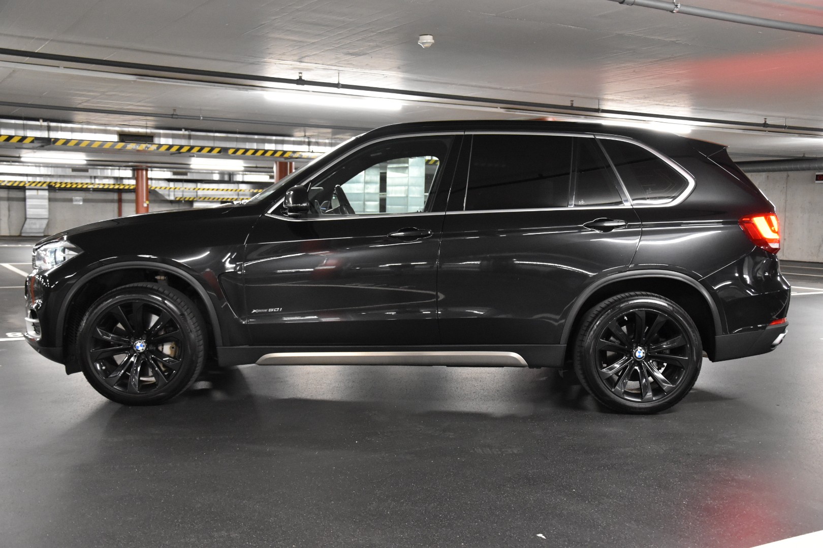 BMW X5 xDrive 50i Steptronic *** INDIVIDUAL ***-showroom-element-3