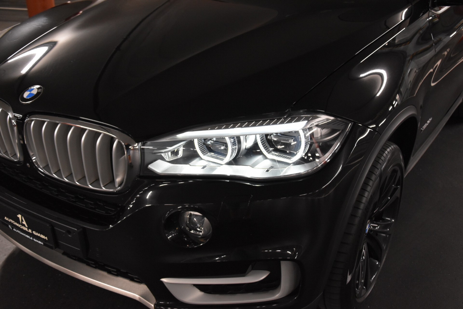 BMW X5 xDrive 50i Steptronic *** INDIVIDUAL ***-showroom-element-1