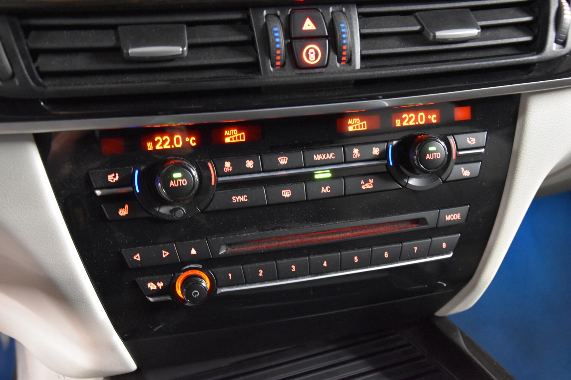 BMW X5 xDrive 50i Steptronic *** INDIVIDUAL ***-image-24