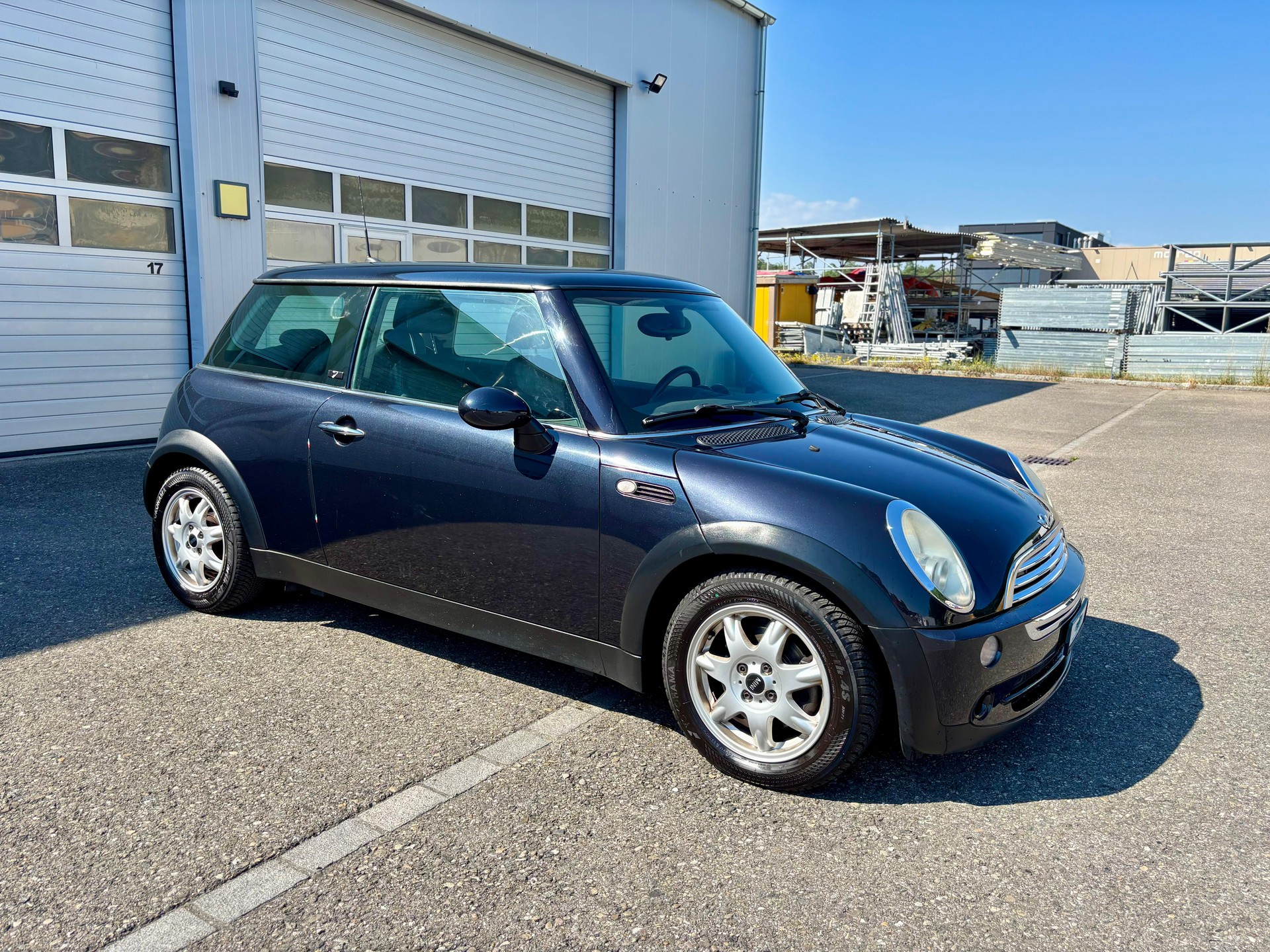 MINI Cooper-showroom-element-1