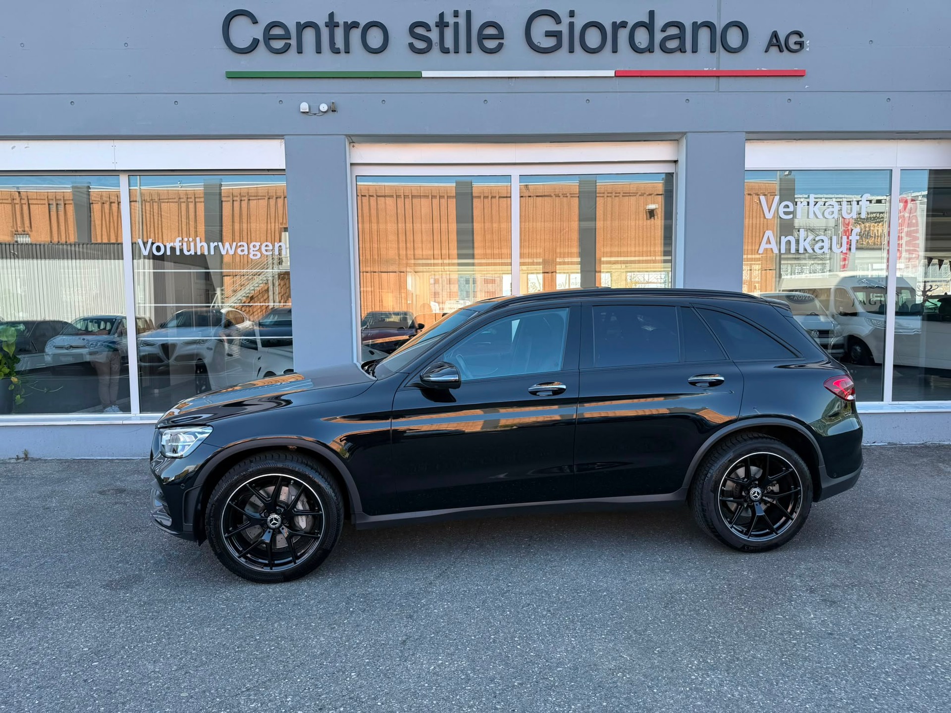 MERCEDES-BENZ GLC 200 AMG Line 4Matic 9G-Tronic-image-4