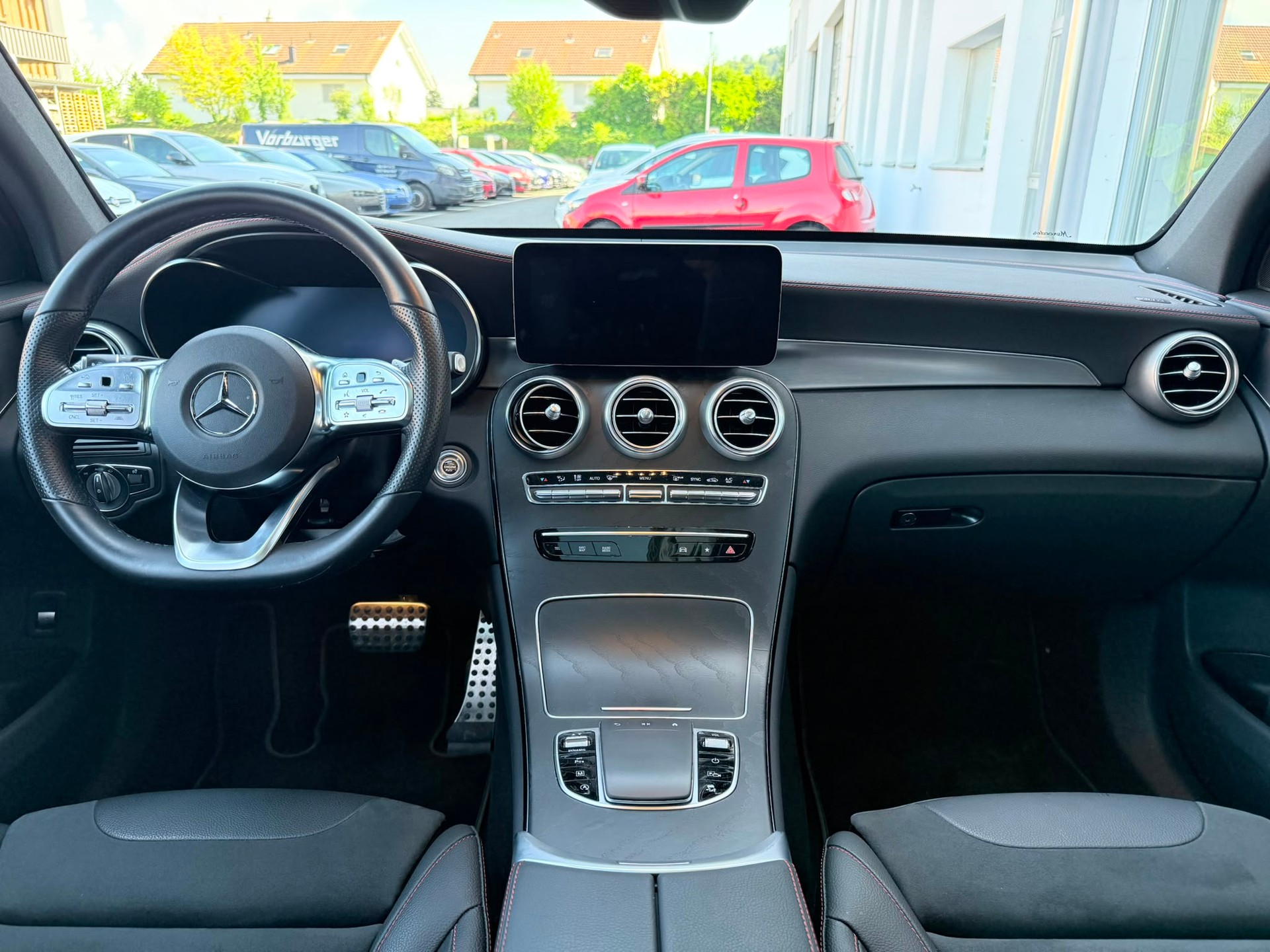 MERCEDES-BENZ GLC 200 AMG Line 4Matic 9G-Tronic-image-12