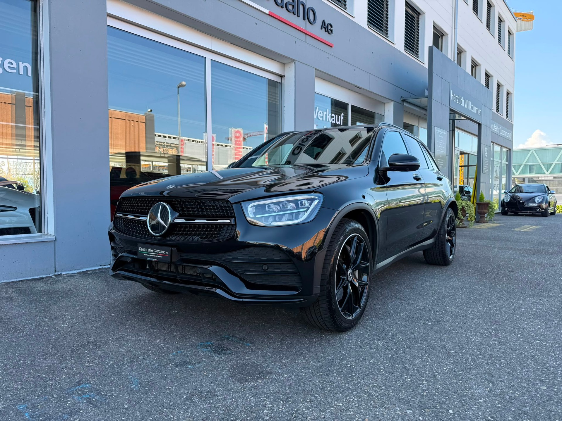MERCEDES-BENZ GLC 200 AMG Line 4Matic 9G-Tronic-showroom-element-3