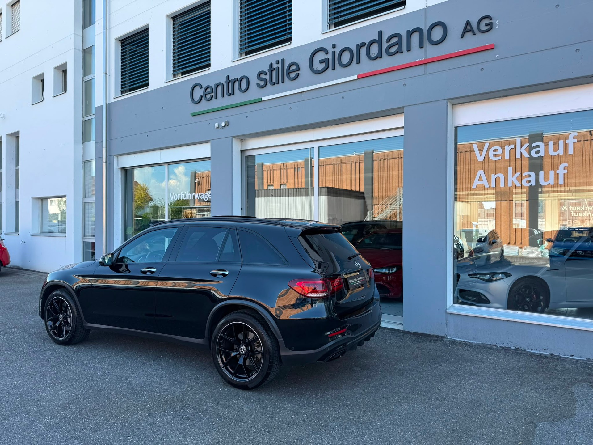 MERCEDES-BENZ GLC 200 AMG Line 4Matic 9G-Tronic-showroom-element-2