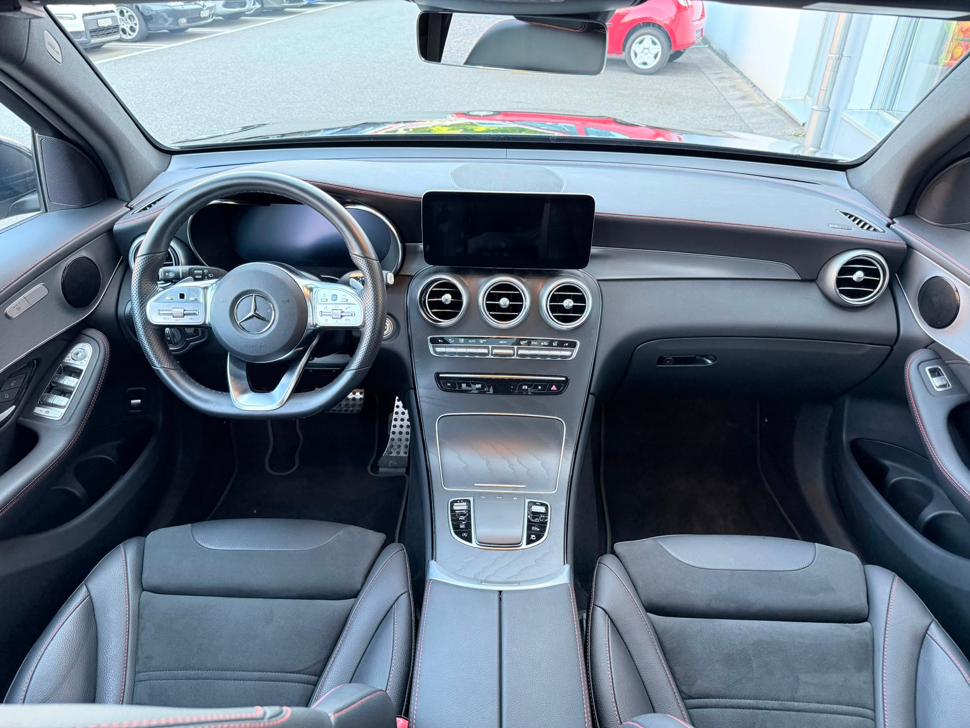 MERCEDES-BENZ GLC 200 AMG Line 4Matic 9G-Tronic-image-11
